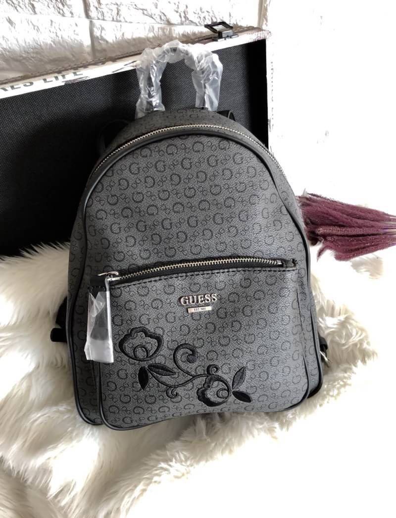 New arrival GUESS WOMEN’S CURRAN BACKPACK ONE SIZE HANDBAG พร้อมส่ง!!!! กระเป๋าสะพายหลัง Lining+Polyester 100% หนังนิ่ม น้ำหนักเบา ด้านหน้าติดโลโก้แบรนด์ ปักลายดอก มีชีองซิปหน้าหนึ่งช่อง เปิดปิดช่องหลักแบบซิป ภายในช่องโล่ง กว้าง มีช่องโล่งและช่องเล็กใส่ขอ