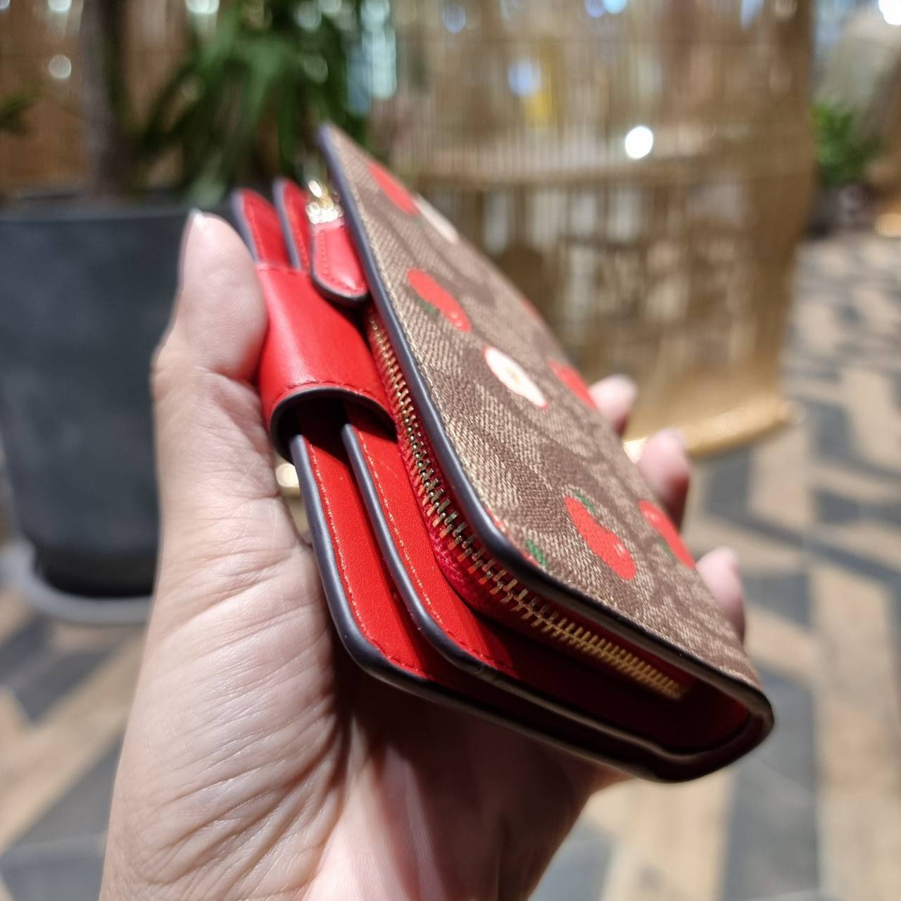 COACH C4117 MEDIUM CORNER ZIP WALLET IN SIGNATURE CANVAS WITH APPLE PRINT ดีไซน์ใหม่ล่าสุด!! คอลเลคชั่นลายพริ้นท์แอปเปิ้ลแดงโดดเด่นบนพื้นลายซิกเนเจอร์ เพิ่มลูกเล่นให้กระเป๋าสตางค์ของคุณ กระเป๋าสตางค์ใบกลาง ขนาดกำลังเหมาะมือ วัสดุหนังแคนวาส ดูแลรักษาง่าย ม