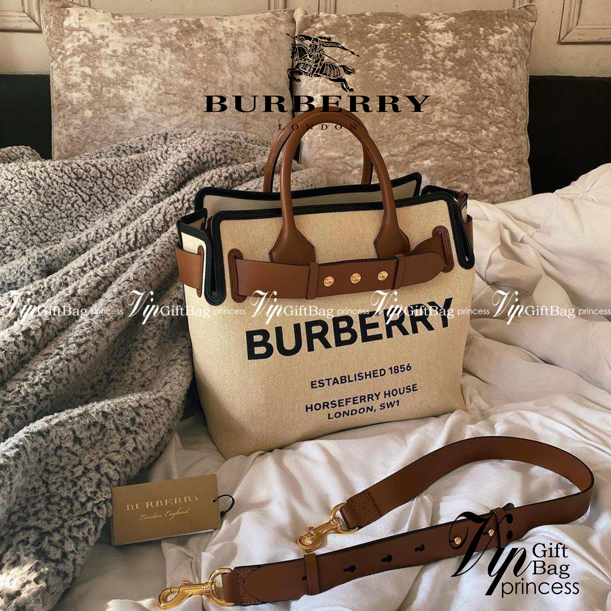 BURBERRY FRAGRANCES TOTE BAG อีกหนึ่งไอเท็มหายาก วัสดุ Canvas & Leather Calfskin ดีไซน์สวยมีเอกลักษณ์คาดด้วยสายหนังประดับกระดุมทองด้านหน้า หูจับหนังแท้จับถนัดมือ สายสะพายยาวหนังแท้ถอดได้ปรับระดับได้อะไหล่แบรนด์ ภายในโล่งกว้างมีช่องใส่ของใส่เอกสารA4 กระเป๋
