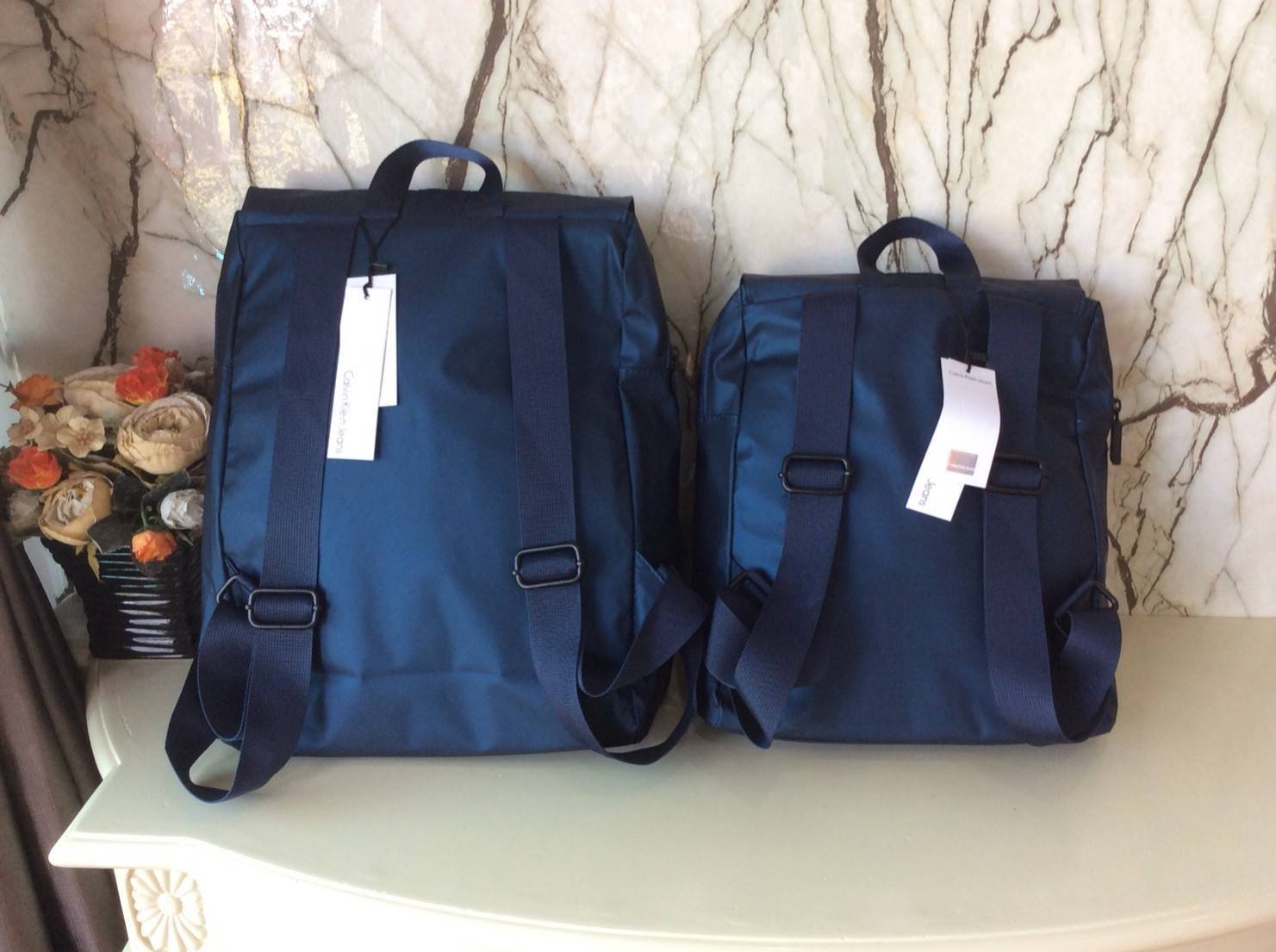 CALVIN KLEIN JEANS NYLON BACKPACK กระเป๋าสะพายเป้มี 2 size ให้เลือกตามการใช้งาน วัสดุ Nylon + Polyester 100% น้ำหนักเบา กันน้ำปานกลาง ด้านหน้าสกรีนโลโก้ Calvin Klein Jeans เปิดปิด 2 ชั้น ด้วยตัวล็อค เเละซิปเดียวด้าน ภายในกว้าง ใส่ A4, iPad หรือเสื้อผ้าได้