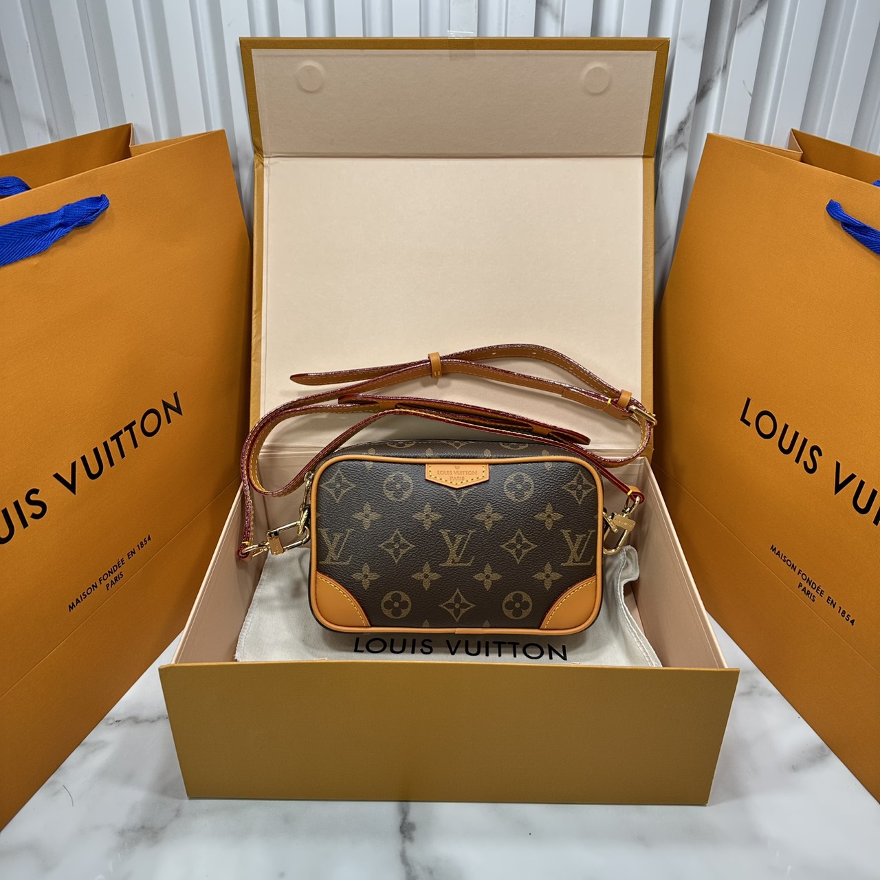 ORI หนังแท้ | LV Trocadéro Wearable Wallet Monogram Canvas 20cm กระเป๋าสะพายทรงแมสเซ็นเจอร์ดีไซน์ใช้เป็นกระเป๋าสตางค์ได้ ขนาดกำลังสวยกะทัดรัด คลาสสิคหรูหราคล่องตัว