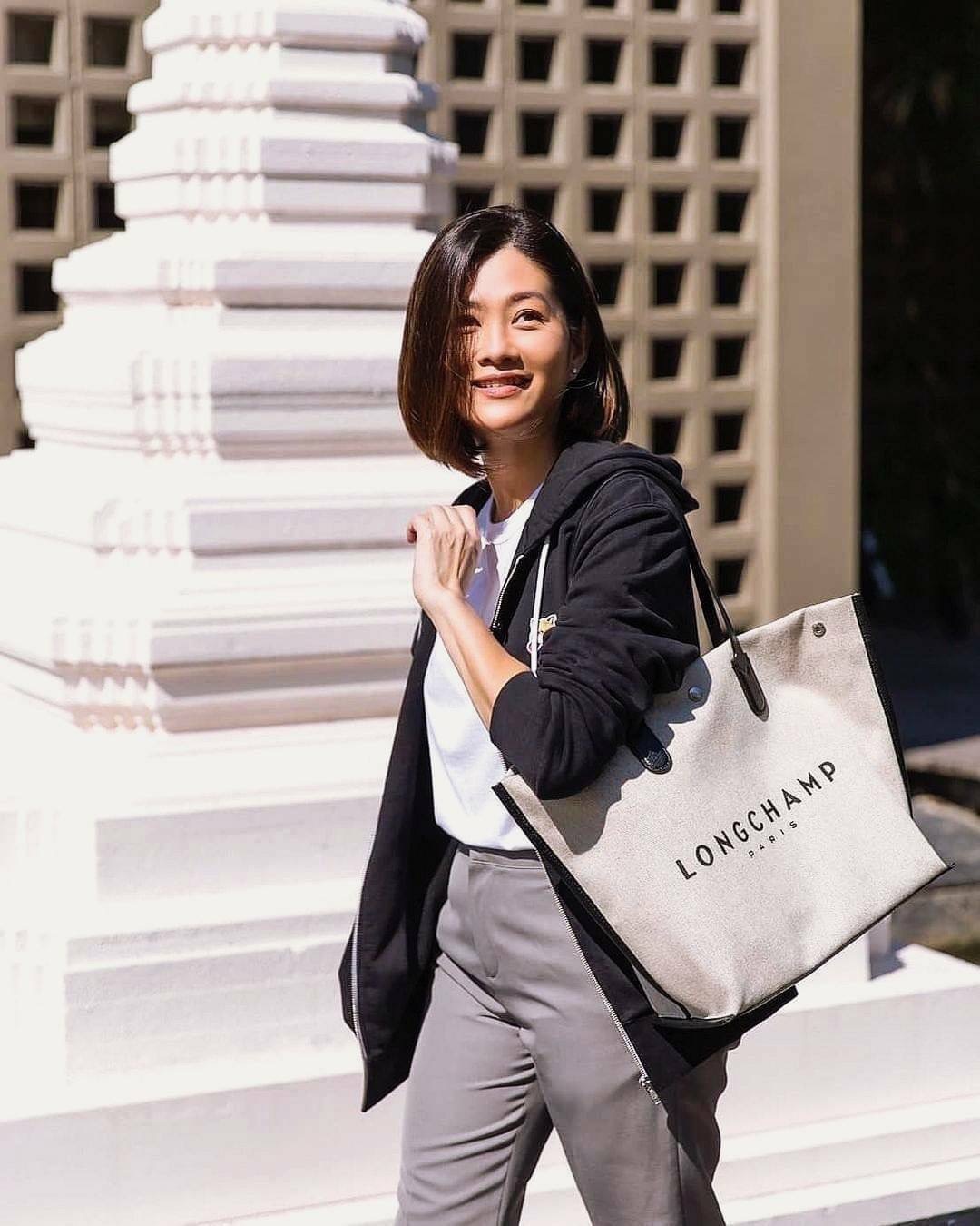 LONGCHAMP ESSENTIAL TOILE SHOULDER BAG L ECRU วัสดุ Cotton Canvas & Grained cowhide คอลเลคชั่นใหม่ ฮิตสุดๆในเหล่าดาราเซเลป ด้วยดีไซน์สวยขนาดกำลังดีเนื้อหนาอยู่ทรง น้ำหนักเบา