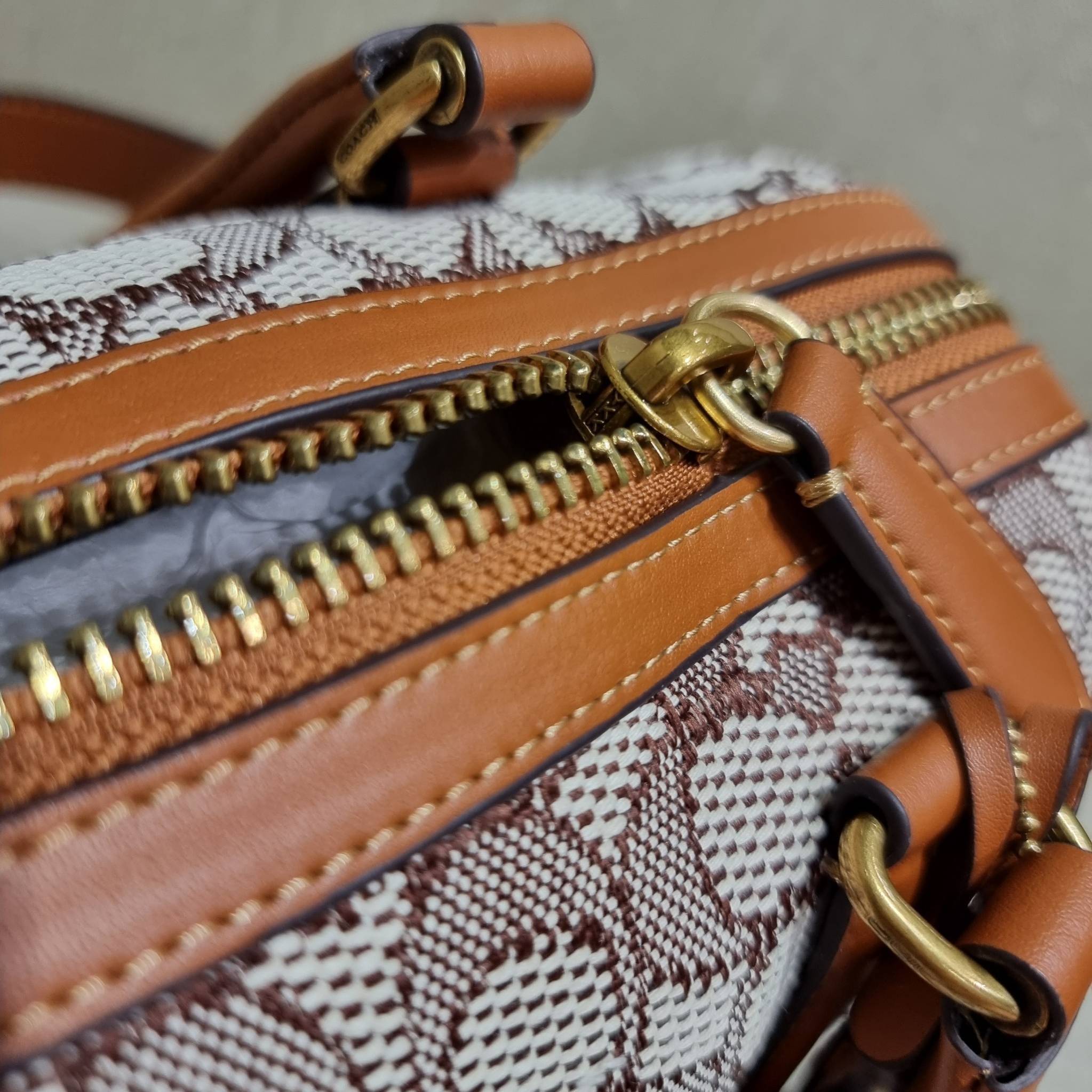 COACH C8529 RUBY SATCHEL 25 IN SIGNATURE TEXTILE JACQUARD ใหม่ก่อนใคร ไม่ต้องรอพรี! กับกระเป๋าทรงหมอนดีไซน์ใหม่ ใบใหญ่ แต่น้ำหนักเบา ด้วยวัสดุผ้า jacquard ถักทอลายซีเอกลักษณ์ ตัดสลับหนังแท้ เพิ่มดีเทลความหรู มาพร้อมหูจับในตัว และสายสะพายครอสสีเข้ากับตัวกร