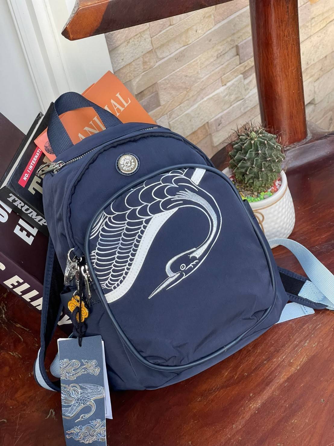 KIPLING X YONGLE PALACE COLLECTION รุ่น DELIA MINI DAILY BACKPACKS กระเป๋าเป้สะพายหลัง ที่มีความโดดเด่น มีความสวยงามจากลายปักด้านหน้าด้วยนักออกแบบชื่อดัง คอลเลคชั่นนี้ได้รับแรงบันดาลใจจากพระราชวังYongle Palace ส่วนขนาดและความเหมาะสมในการใช้งานบอกได้เลยเว่