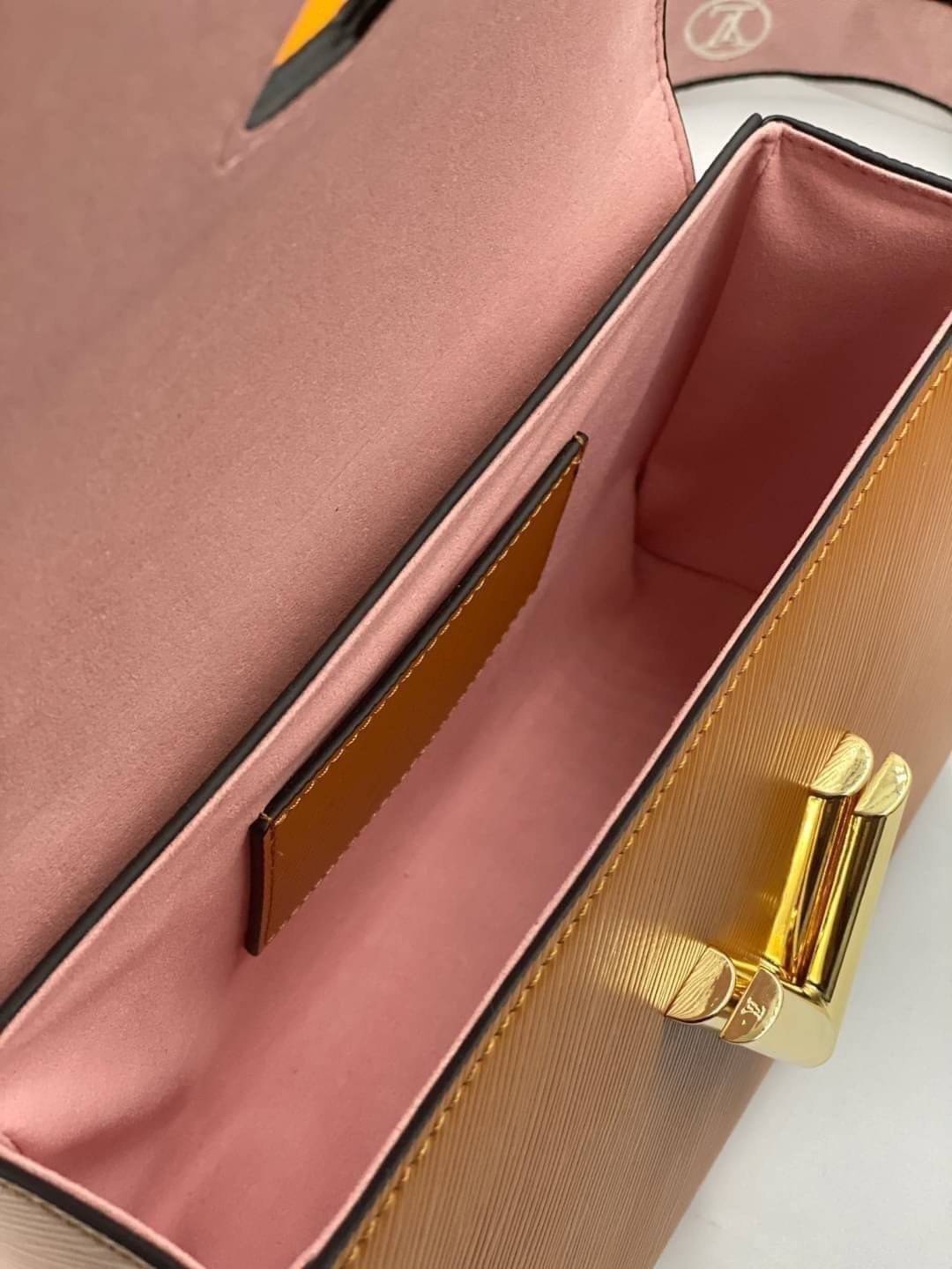 หนังแท้ LOUIS VUITTON Epi Twist Shoulder Bag MM พร้อมส่งที่ไทย เกรดออรินอลงานหนังแท้ทั้งใบ ภาพสินค้าถ่ายจากงานขายจริง ใช้งานต่างประเทศได้