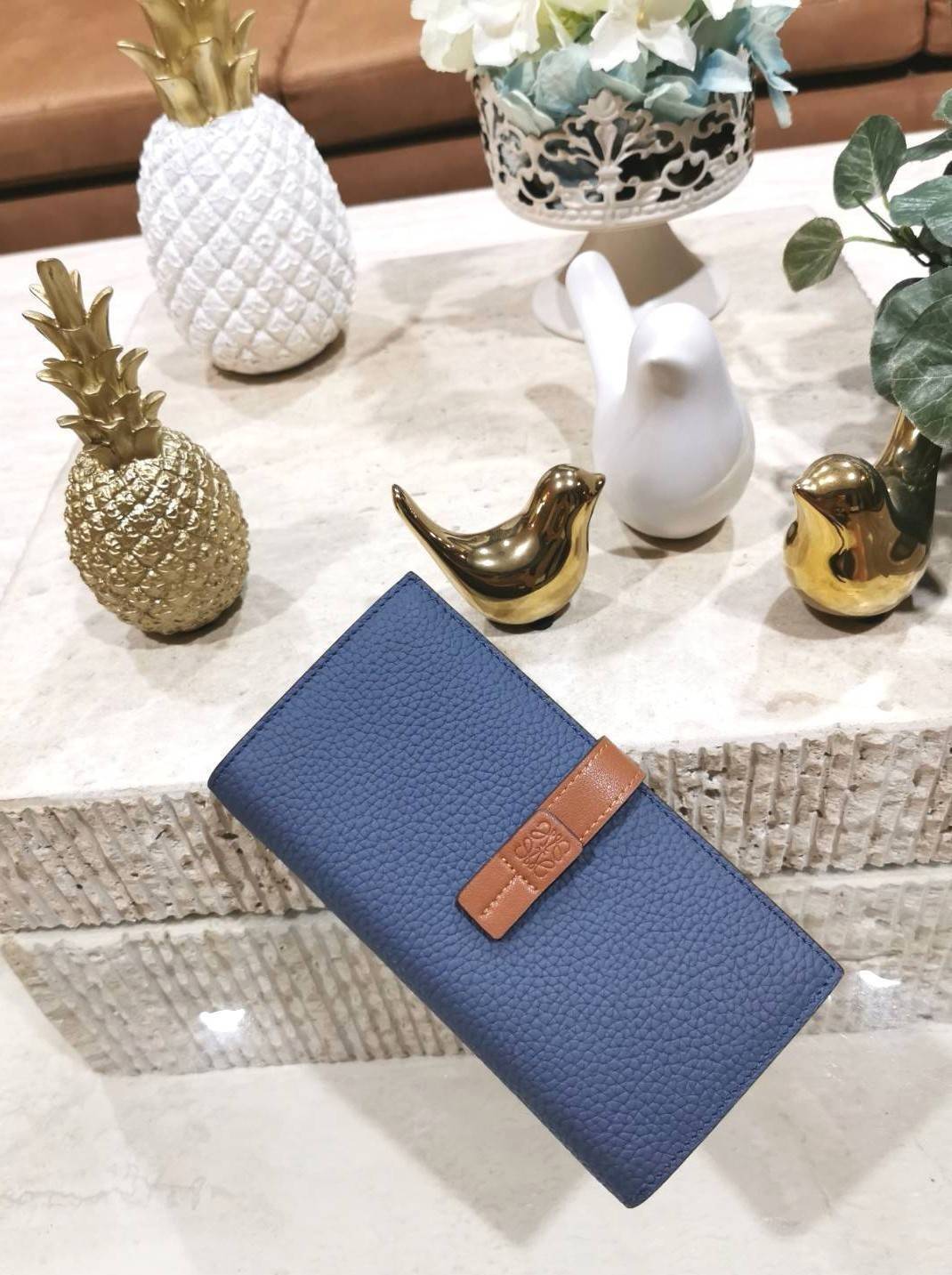 LOEWE LONG WALLET BAG วัสดุหนังแท้เทคเจอร์สวยอยู่ทรงปั้มโลโก้แบรนด์ด้านหน้าเปิดปิดด้วยกระดุม ภายในมีช่องใส่ธนบัตรหลายช่อง ช่องหลักสามารถใส่มือถือได้ มีช่องซิปใส่เหรียญ ช่องใส่ธนบัตรใส่แบงก์พันได้ สวยน่าใช้ พร้อมส่งที่ไทยสุดคุ้มห้ามพลาด!