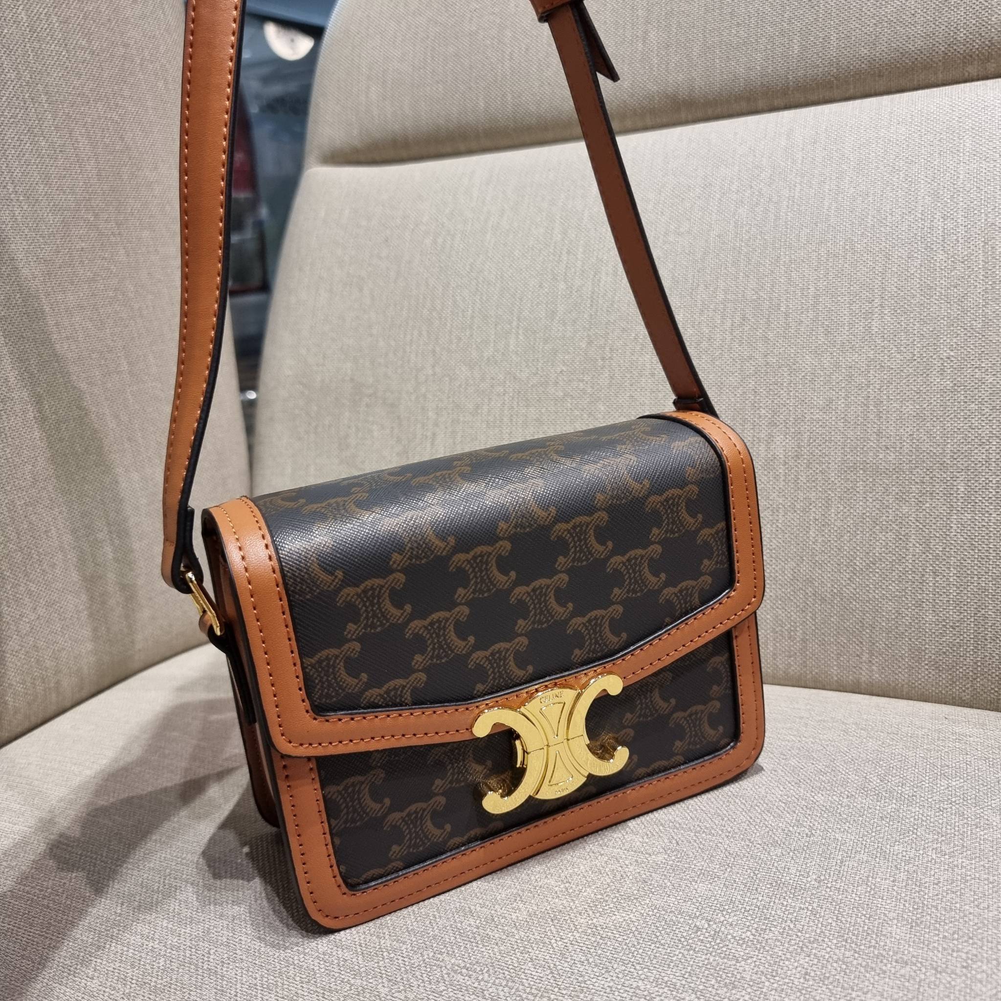 VIP 🥂 CELINE TEEN TRIOMPHE BAG IN TRIOMPHE CANVAS AND CALFSKIN ไม่มีไม่ได้เลยกับไอเท็มสุดคลาสสิค กระเป๋าสะพาย สวยอยู่ทรง ดีไซน์เป็นธรรมชาติ เนเชอรัลโทน ดูดี ดูแพง ไซส์กะทัดรัดมาใหม่ วัสดุหนังแคนวาสสลับหนังแท้ เปิด-ปิดด้วยตัวกดล็อค ใช้งานสะดวก ภายใ