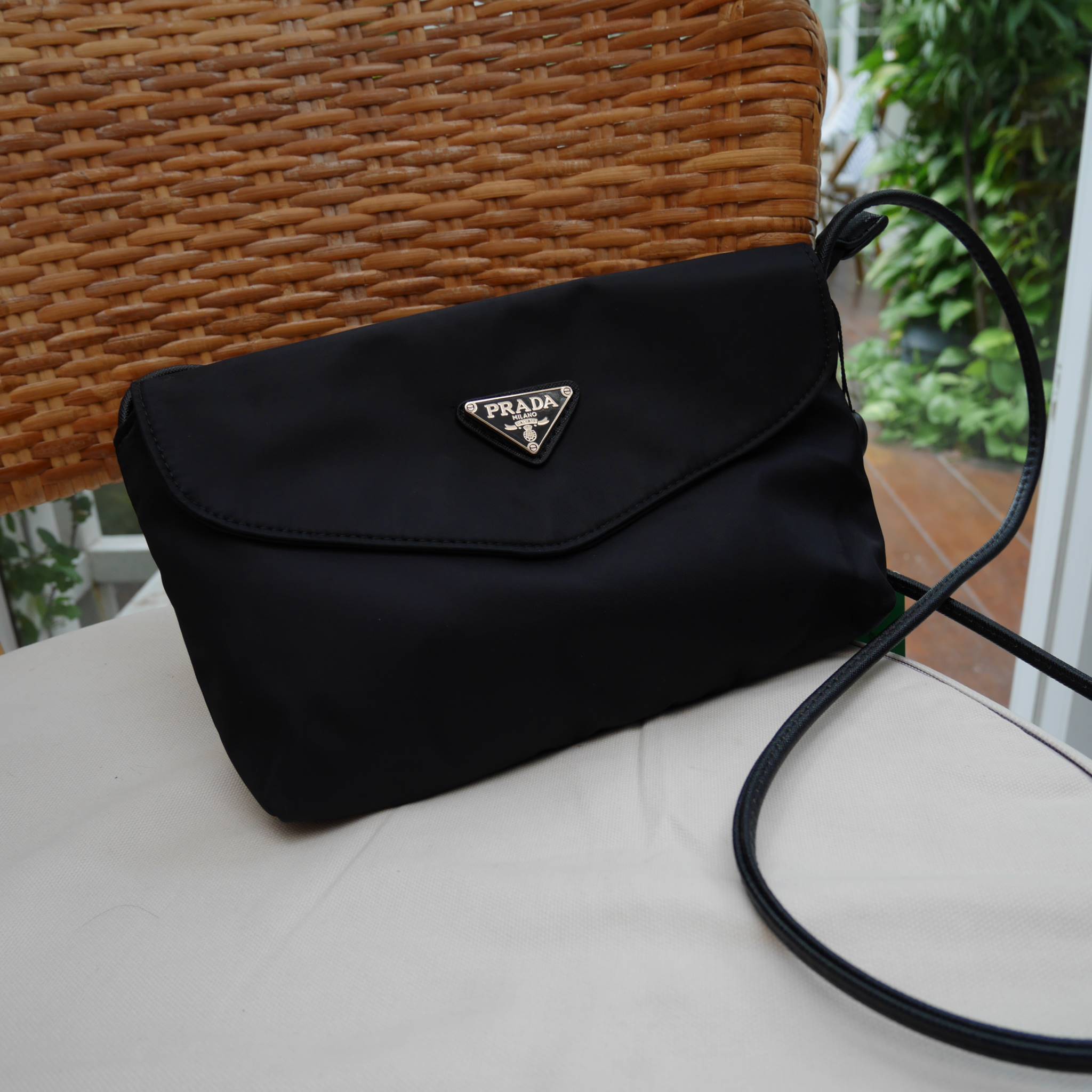 Best Seller! จากงานพรีเมี่ยมกิ้ฟ จากเคาเตอร์ต่างประเทศ จากแบรนด์ PRADA ค่า เป็น กระเป๋าผ้าไนล่อน ตามแบบฉบับของแบรนด์เลย ใบนี้มีสายยาวให้คะ เลิศมาก สะพายเป็น shoulder bag ได้เลย ขนาดกำลังดีคะ ตัวกระเป๋าเบามาก ใส่มือถือได้ทุกรุ่น ใช้แล้วสวยมากๆ อะไหล่ทองหรู