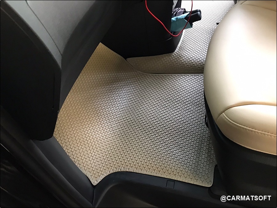 พรมปูพื้นรถยนต์ HYUNDAI STARIA 2021 ยางปูพื้นรถยนต์ ลายกระดุมเม็ดเล็ก สีครีม เข้ารูป เต็มคัน