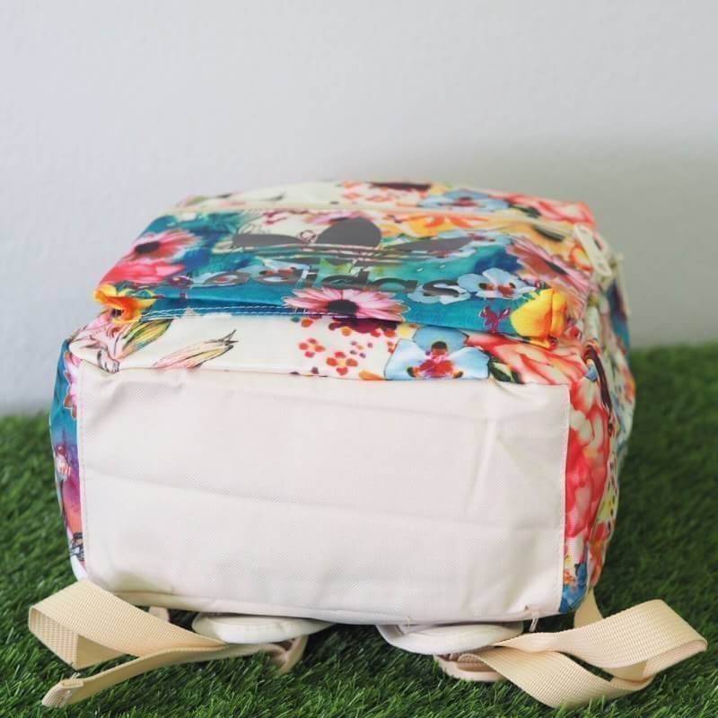 Adidas backpack กระเป๋าเป้สะพายหลัง วัสดุ polyester กันน้ำ ในตัวกระเป๋า มีช่องสำหรับใส่ Notebook , Tablet สายเป้บุนวม สะพายไม่เจ็บค่ะ จะใช้ไปเรียน ไปยิม หรือไปเที่ยวก็เหมาะค่ะ