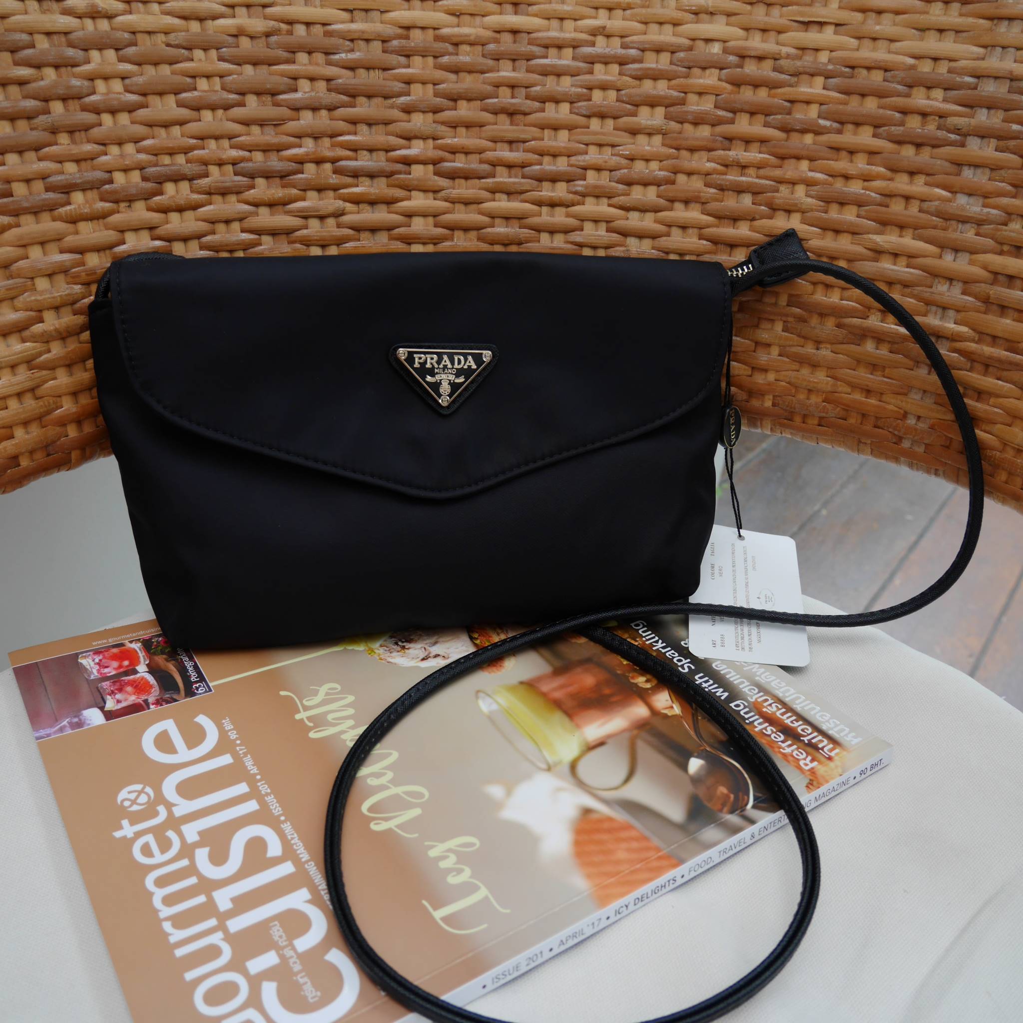 Best Seller! จากงานพรีเมี่ยมกิ้ฟ จากเคาเตอร์ต่างประเทศ จากแบรนด์ PRADA ค่า เป็น กระเป๋าผ้าไนล่อน ตามแบบฉบับของแบรนด์เลย ใบนี้มีสายยาวให้คะ เลิศมาก สะพายเป็น shoulder bag ได้เลย ขนาดกำลังดีคะ ตัวกระเป๋าเบามาก ใส่มือถือได้ทุกรุ่น ใช้แล้วสวยมากๆ อะไหล่ทองหรู