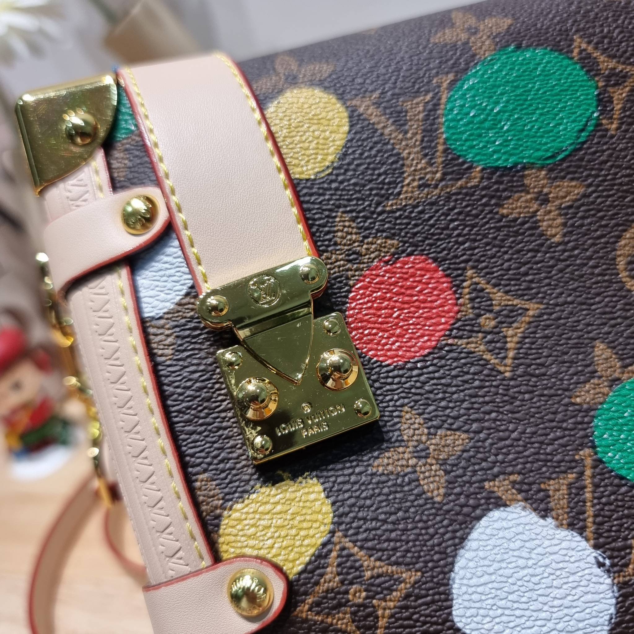 LV x YK SIDE TRUNK Monogram canvas bag สุดยอดกระเป๋าไอคอนนิค ทรงสวย ดีไซน์ใหม่ สวยมีเสน่ห์ รูปทรงกล่อง โดดเด่นด้วยหมุดเข้ามุม ซิปเปิด-ปิดล็อคได้ วัสดุหนังแคนวาส