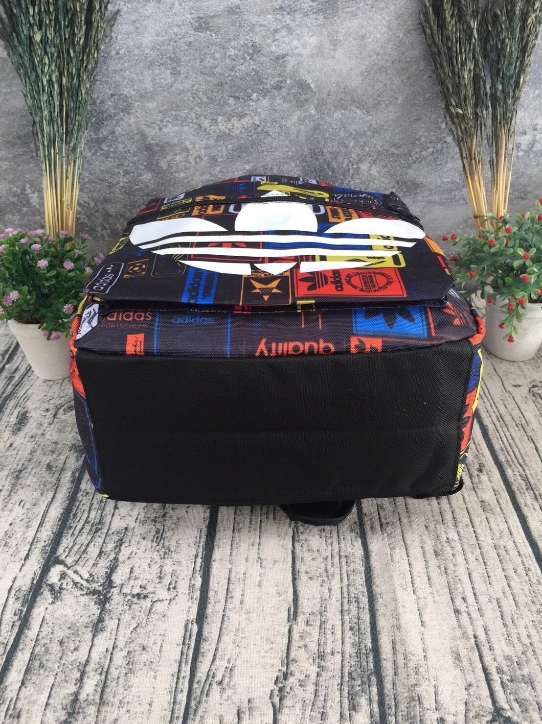 ADIDAS WOMEN ORIGINALS CROCHITA CLASSIC BACKPACK กระเป๋าเป้ แบบใหม่ล่าสุด พิมพ์ลายคลาสสิค ใช้เป็นกระเป๋านักเรียน หรือเป้กีฬาได้ ช่องใส่ของใหญ่แยกช่องสำหรับใส่หนังสือ และมีช่องหน้าใส่ของจุกจิก รูปแบบสวยทันสมัย ใช้ได้ทั้งชาย-หญิง วัสดุคุณภาพดี กันน้ำได้