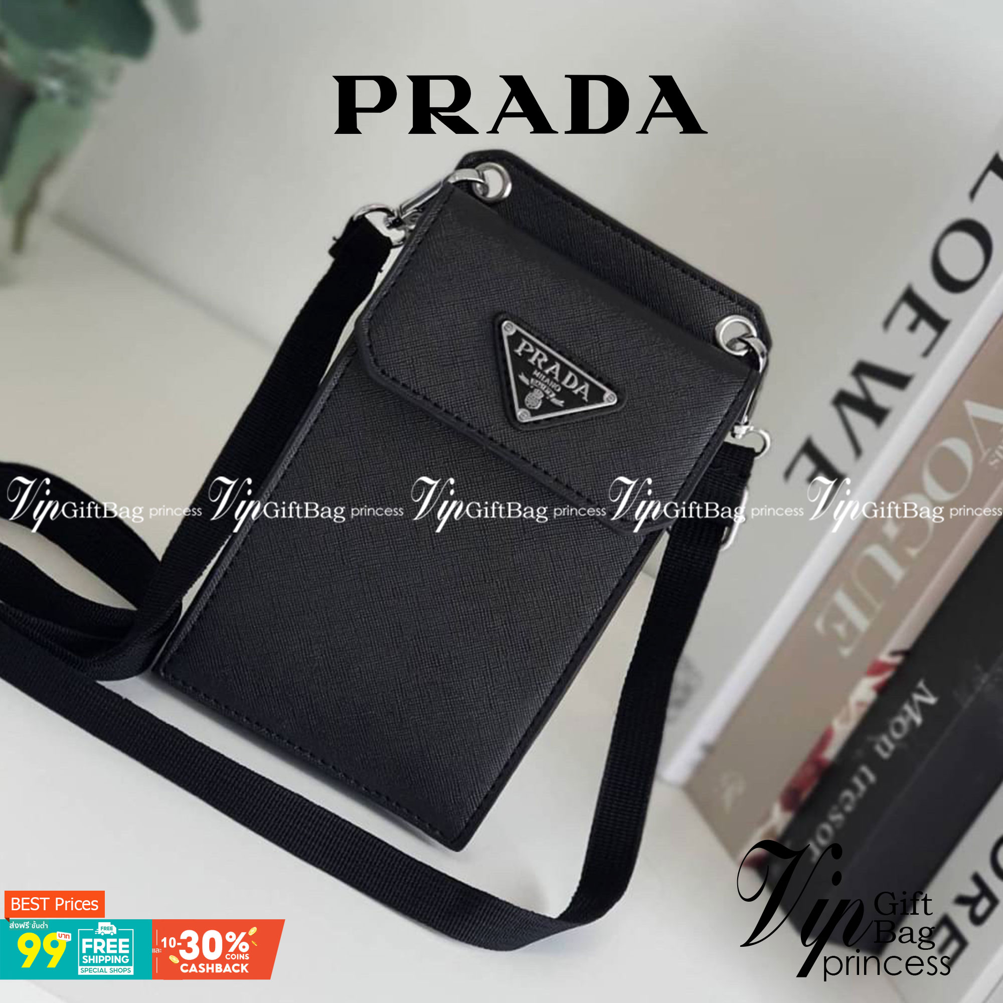 PRADA PHONE CASE ไอเท็มสุดคลาสสิคที่ทุกท่านควรมี! Prada Saffiano Leather Smartphone Case งานพรีเมี่ยมกิ้ฟท์จากเคาเตอร์ต่างประเทศ ของมีจำนวนจำกัด หนังลาย saffiano อยู่ทรงสวย ดีไซน์หรูหรา ดูดี ทรงCrossbody ด้านหน้ามีโลโก้แบรนด์ อะไหล่ทอง ด้านในเปิดปิดด้วยกร