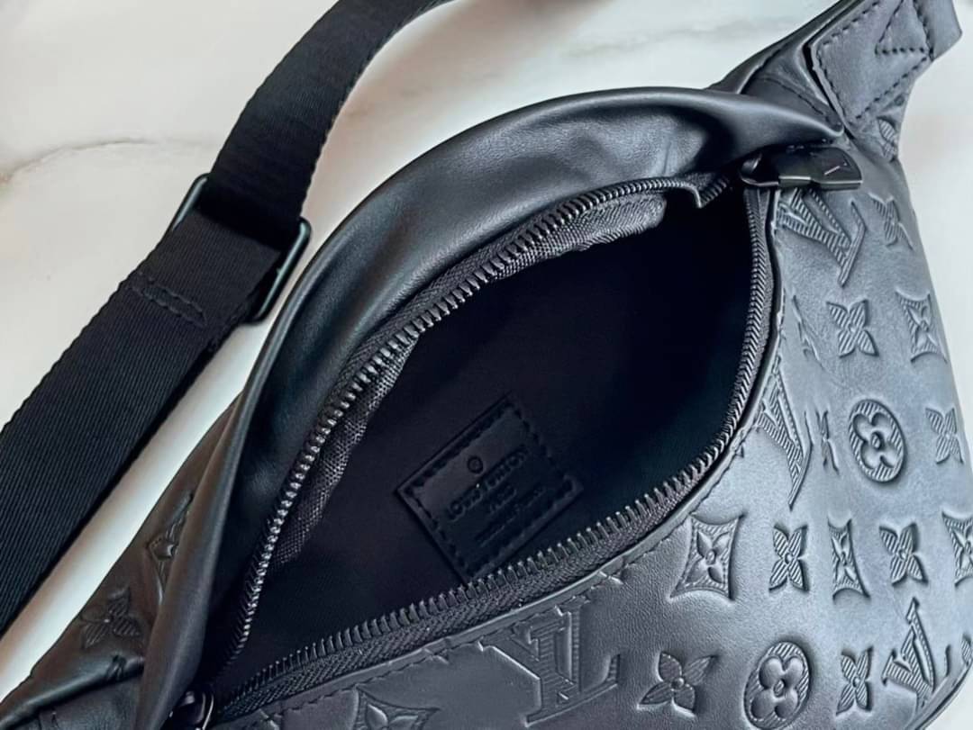 LV Discovery Bumbag Black Monogram Shadow Kalbsleder / LV Belt Bag เกรดใช้งานสลับใบจริงได้ เทพออริจินอล เนื้องานสวยงาม หนังแท้ ใช้ได้ทั้งชายหญิง ภาพสินค้าถ่ายจากงานขายจริงใช้งานต่างประเทศได้