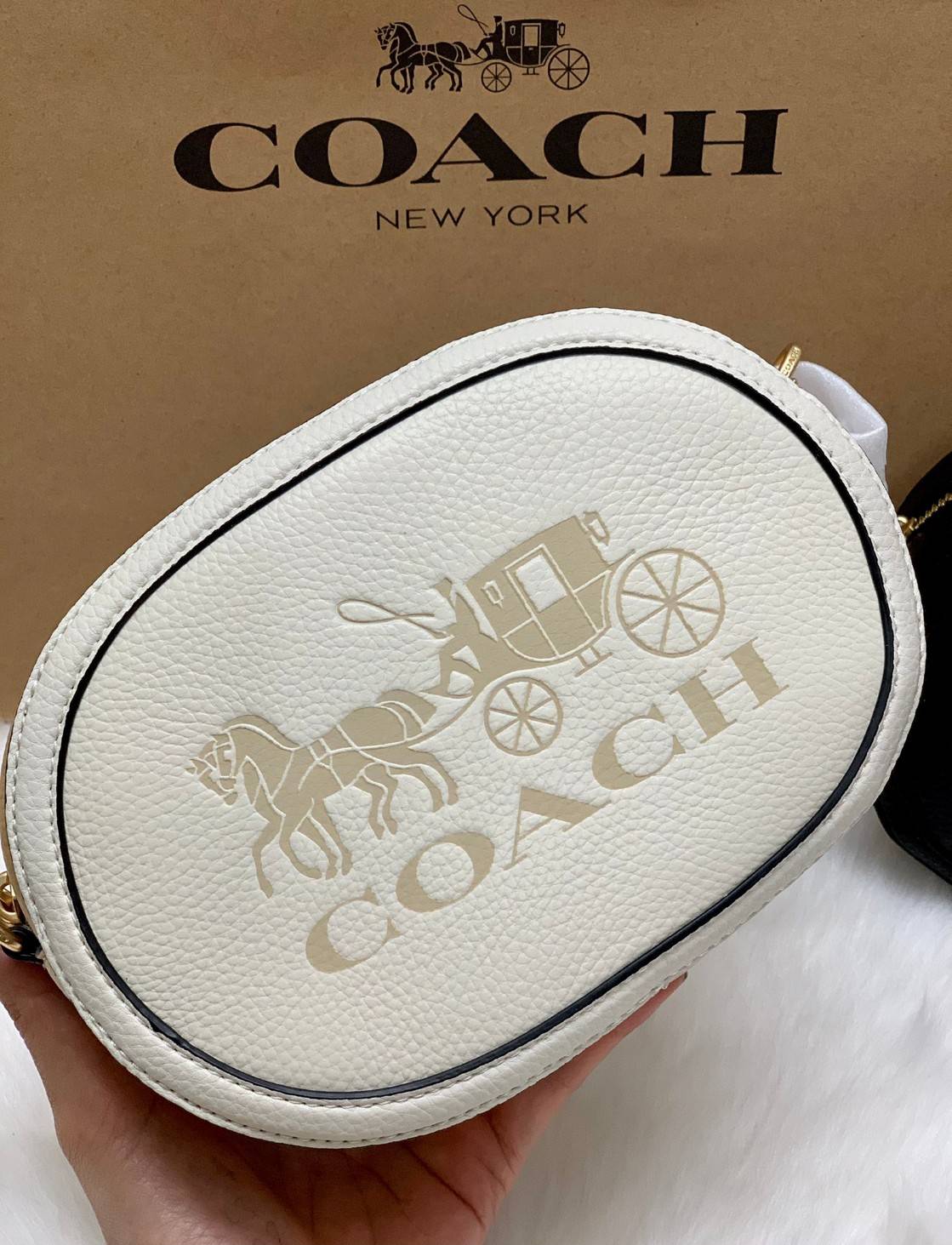 COACH Camera Bag In Colorblock ((C4056//C4156)) พร้อมส่งค่ะ! กระเป๋าทรงกลม ใบน่ารัก ขนาดพอดีลำตัว บวกกับเป็นหนังแท้นิ่มอย่างดี น่าใช้มากๆเลยทีเดียว ด้านหน้ามีโลโก้แบรนด์รถม้า เปิดปิดกระเป๋าแบบซิป ภายในใส่มือถือได้ทุกรุ่น;กระเป๋าเงินใบกลางได้;ของสำคัญจุกจิ