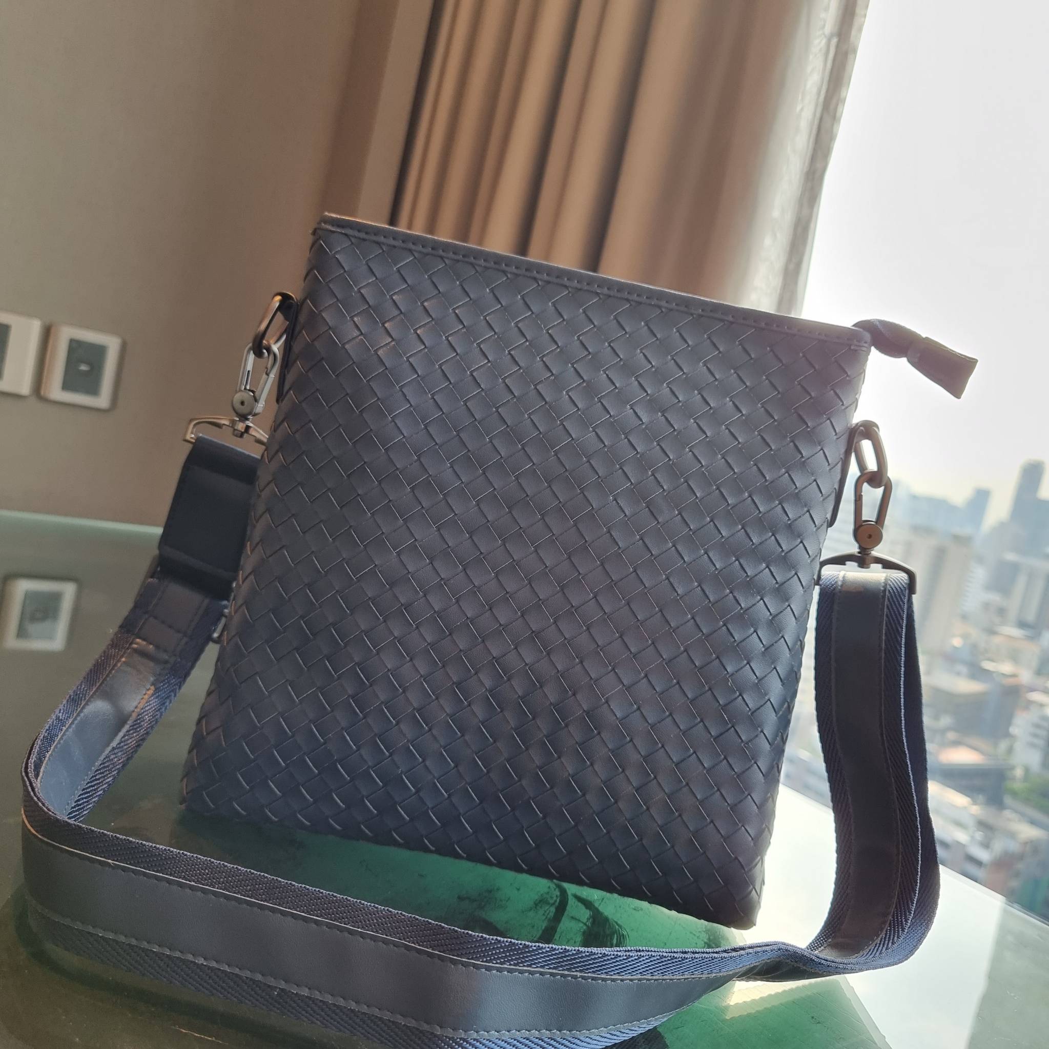 VIP 】อีกหนึ่งไอเท็มเด็ดที่หนุ่มๆรอคอย กระเป๋าสะพายข้างทรงแมสเซนเจอร์ B.ottega venata vip bag ดีไซน์คลาสสิคเอกลักษณ์ ลายสานเรียบหรู ดูแพง ทรงผู้ดี หล่อไปอีก อัพลุคไปอีก วัสดุหนังวัวเต็มใบ เปิด-ปิดด้วยซิป ภายในโล่งกว้างใส่ของได้ครบถ้วนสิ่งสำคัญ สายสะพายปรับ