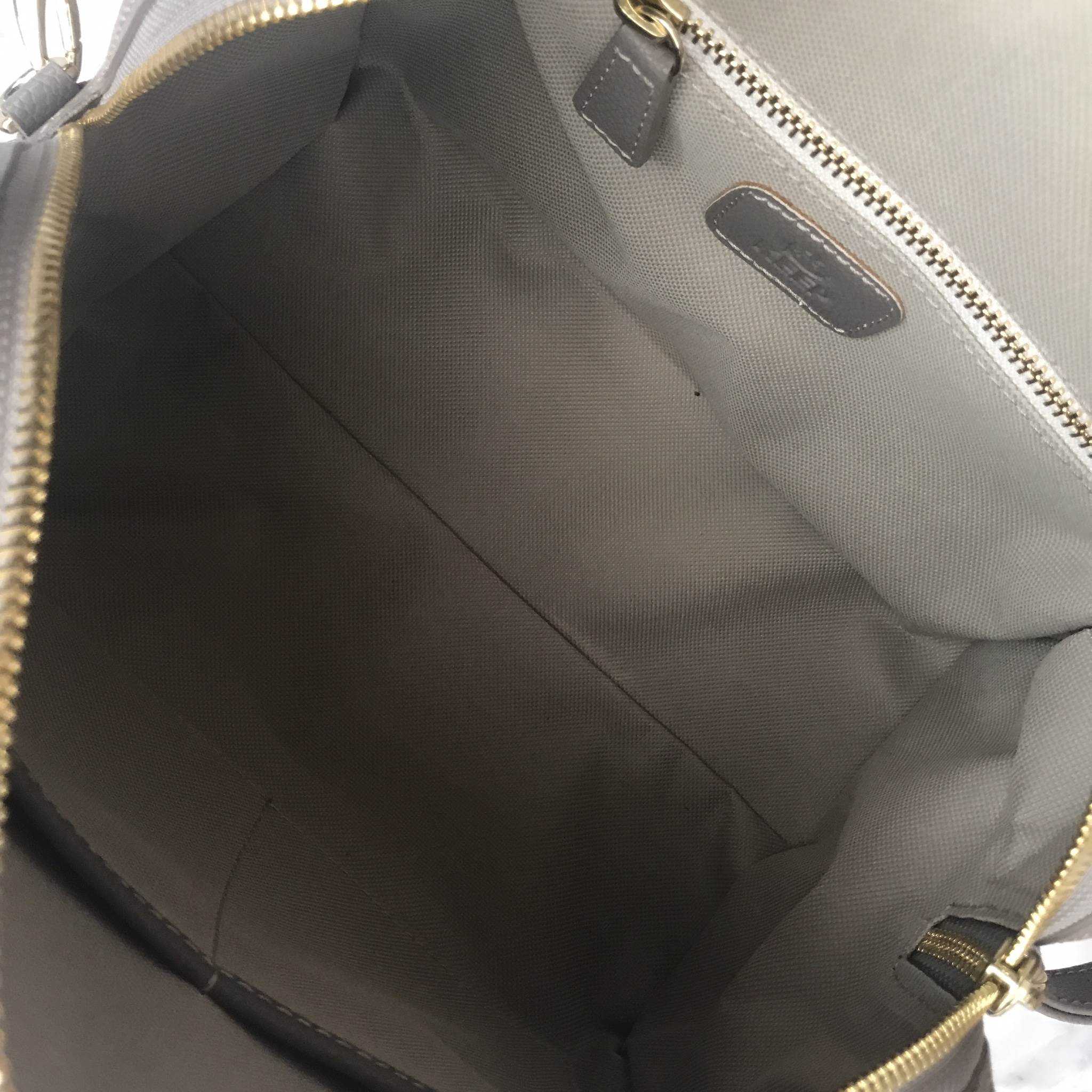 รุ่นขายดีที่สุด !! สีใหม่มาเพิ่มค่า 😘🙏🏻 👜ดีเทลกระเป๋า 🌵สินค้าขายดี ขนาด มินิ สวยมากคะ >> รุ่น KEEP leather Pillow bag สวย น่ารัก ขนาดตอบทุกโจทย์การใช้งาน เห็นแล้ว หลงรักเลยคะ ตัวกระเป๋าขนาดกำลังดี จุของคุ้ม หน