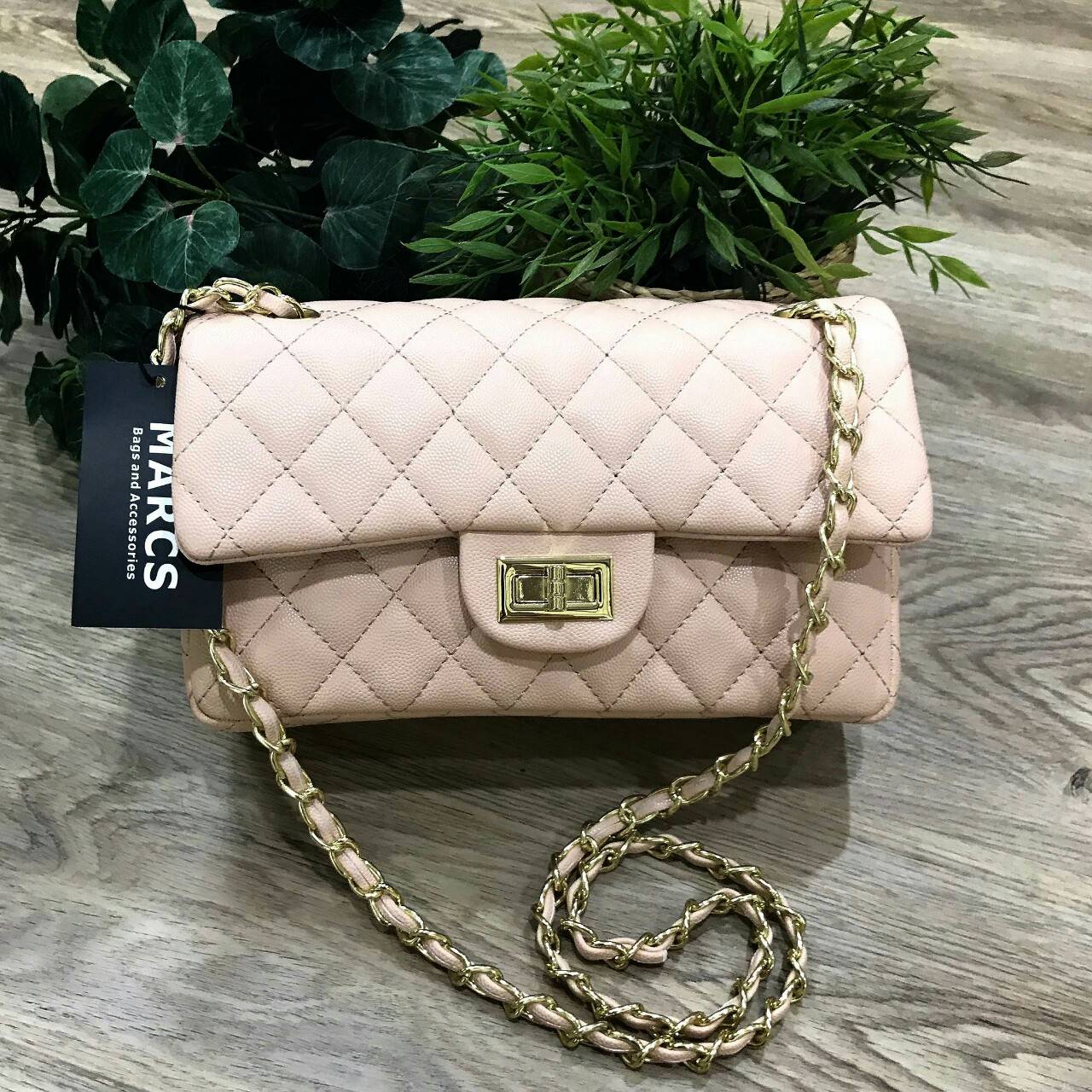 MARCS WOMAN QUILTED CHAIN SHOULD BAG กระเป๋าสะพายหนังคาเวียร์อยู่ทรงสวย ดีไซน์หรู classic สไตล์ Chanel เปิดปิดด้วยตัวล็อคบิด พร้อมฝาปิดแบบกระดุมแม่เหล็ก ภายในกว้าง และจุ สามารถใส่กระเป๋าสตางค์ใบยาว, mini iPad, i8+ ได้ค่ะ มาพร้อมสายสะพายโซ่ร้อยหนัง จะซ้อนส