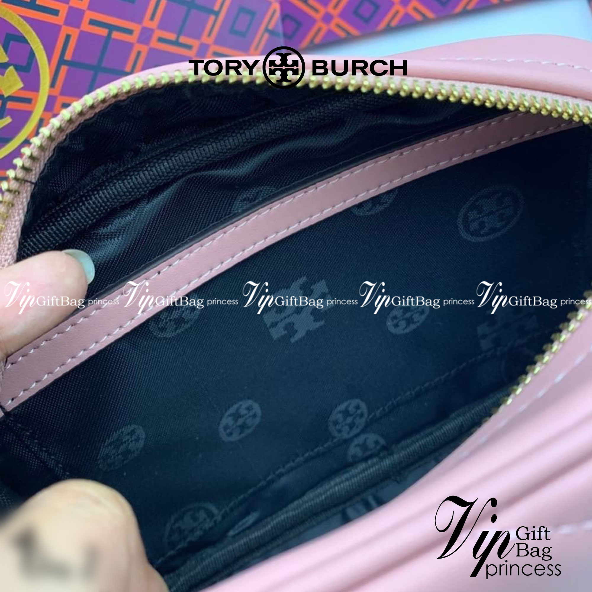 Tory Burch Kira Chevron Small Camera Bag กระเป๋าสะพายทรงกล่อง ซิปบน อะไหล่ทอง สายสะพายยาวแบบครอสบอดี้ งานสวยปั๊มทุกจุดเป๊ะทุกมุม เปิด - ปิดกระเป๋าด้วยซิป ด้านในโล่ง มีช่องซิป 1 ช่อง มาพร้อมสายสะพายยาว ปรับระดับได้ค่ะ