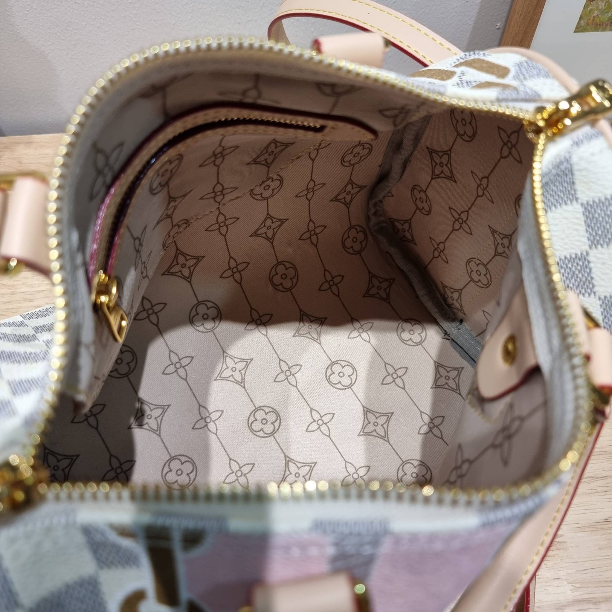 LV Speedy Bandoulière 25 Damier Azur กระเป๋าทรงหมอน รุ่นท็อปฮิต กับดีไซน์ใหม่ต้อนรับฤดูร้อน โดดเด่นด้วยวัสดุแคนวาสตกแต่งลายพิมพ์ไม่เกร่อ วัสดุหนังแคนวาส