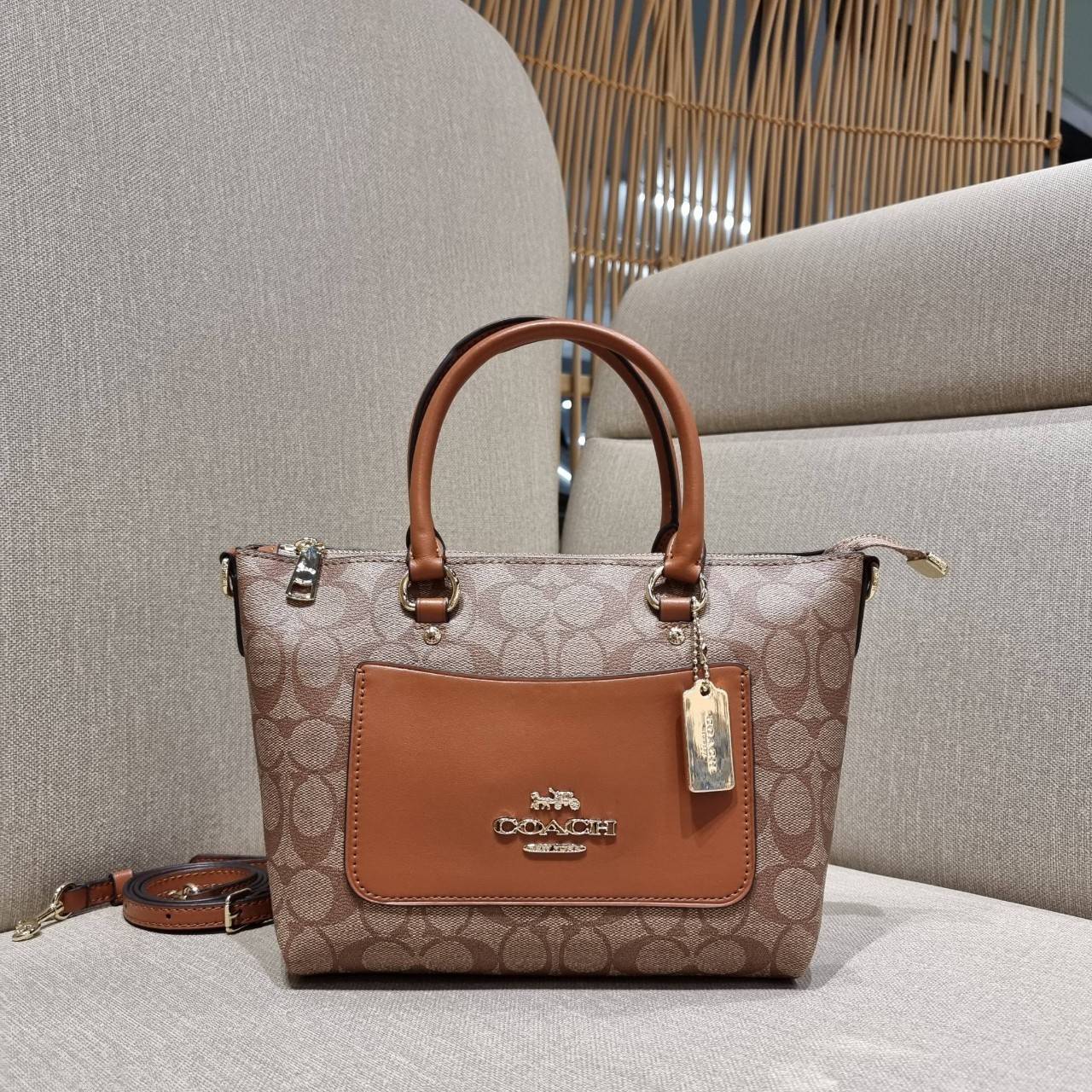 COACH F38089 MINI EMMA SATCHEL IN SIGNATURE CANVAS รุ่นหายาก รุ่นที่สาวๆตามหา จัดมาให้สมกับที่รอคอยกันไปเลยจ้า!! เป็นรุ่นที่ดีไซน์ออกมาให้ใช้งานง่าย สะดวก สวย หรู ดูดี!! กระเป๋าสะพายทรงสวย วัสดุหนังแคนวาสเคลือบลาย มาพร้อมสายสะพายข้างและหูจับในตัว ถอดออกถื
