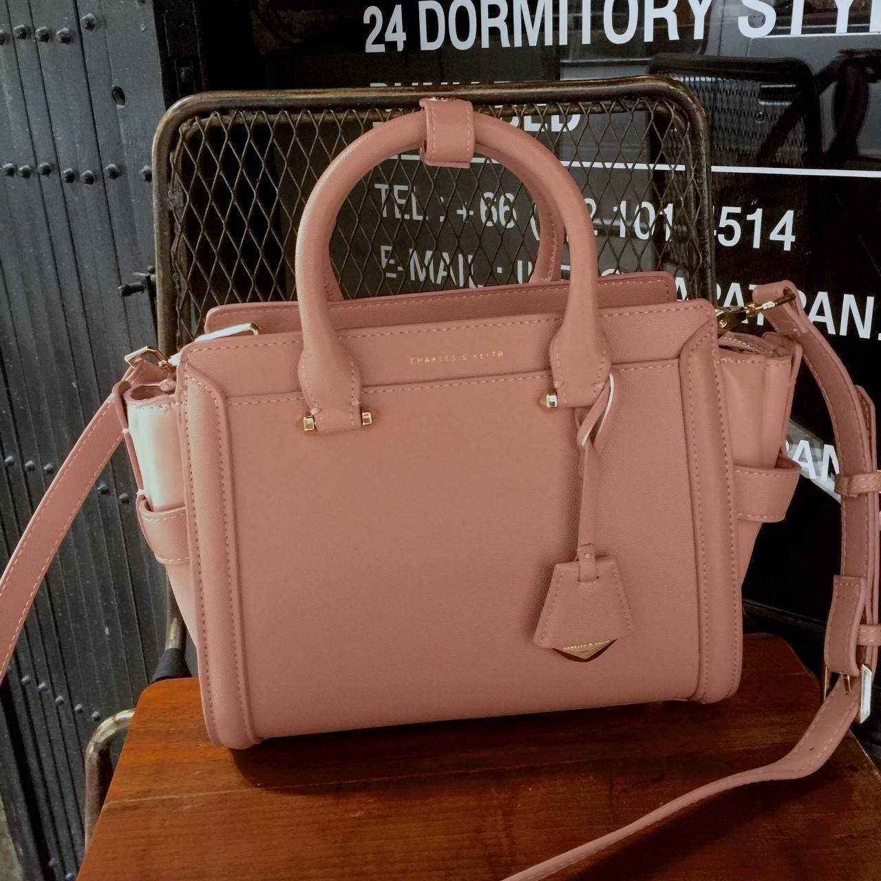 Charles&keith Structured Trapeze Detail Bag สำหรับคอลเลคชั่นใหม่ 2018 เพิ่มสีสวยๆโดนใจให้คุณได้เลือก ตัวกระเป๋าวัสดุหนัง PU อยู่ทรงน่าใช้ ภายในช่องใหญ่จุของได้เยอะม๊วกกก ช่องซิปเล็กด้านใน และช่องเก็บของจุกจิก เปิด-ปิดด้วยซิปรูดลื่นใช้งานคล่องตัว สายสะพายถ