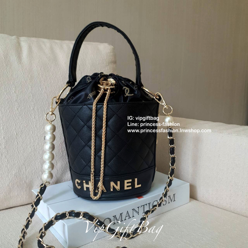 กรี้ดสลบสำหรับรุ่นนี้ งานหรูในราคาสบายกระเป๋ากับ CHANEL VIP GIFT(GWP) ของแท้ 100% จากเคาเตอร์แบรนด์ CHANEL ทรงจีบแบบกลมที่กำลังมาแรง ขนาดกำลังดี วัสดุหนัง CAVIER หูรูดโซ่อะไหล่ทอง ด้านในบุผ้าไนลอนปั้มแบรนด์ ใส่โทรศัพท์ได้ทุกรุ่น พร้อมของจุกจิก มีช่องซิปอี