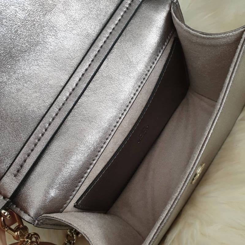 ทรงน่ารักมาก ใบเล็ก สี Glitter ✨ Limited รับ (summer) **KEEPBAG_Aris กระเป๋าใบใหม่เอาใจสาวทุกสไตล์เลยค่ะ 🌈🌈Summer นี้ ใครกำลังมองหากระเป๋าใบเล็กกะทัดรัด เหมาะกับทุกๆวัน ใช้งานง่าย ใส่ของครบใบนี้แนะนำเลยค่า น้ำหนักเบา สะพายไม่เจ็บไหล