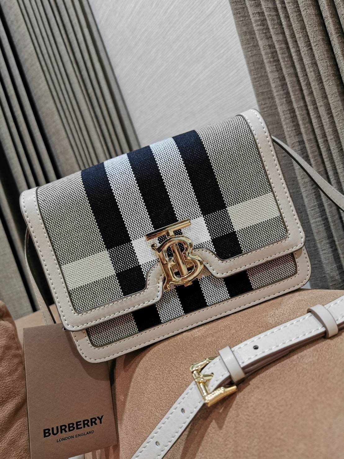 BURBERRY FRAGRANCES LEATHER CROSSBODY BAG VIP GIFT WITH PURCHASE (GWP) กระเป๋าสะพายพรีเมี่ยมกิ๊ฟรุ่นใหม่ล่าสุด Limited จาก BURBERRY Perfume DutyFree วัสดุ Canvas & Leather ลาย Vintage คอลเลคชั่นใหม่ทรงเหลี่ยมสวยหรูดูดี เปิดปิดด้วยฝาปิดสัญลักษณ์รูปTB ภายใน