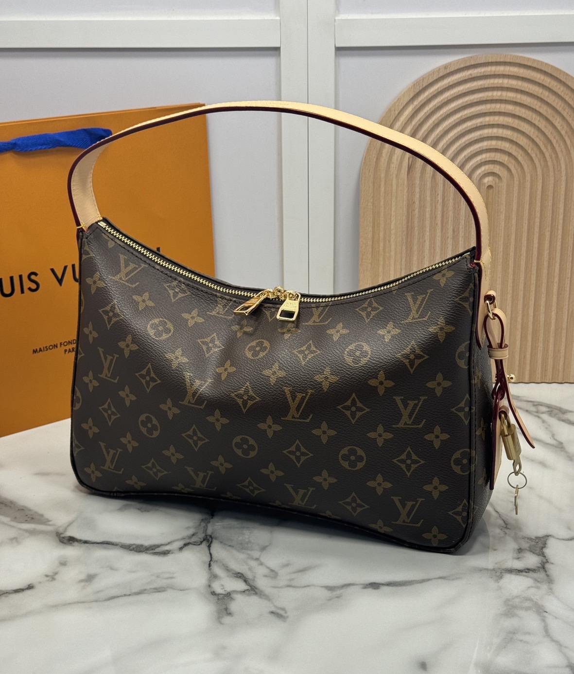 LV Slouchy PM Hobo bag 33 cm กระเป๋าถือ/สะพายไหล่ทรงโฮโบรุ่นใหม่ โดดเด่นด้วยรูปทรงอันเป็นเอกลักษณ์ เหมาะสำหรับพกพาเดินทางและใช้งานทุกวัน