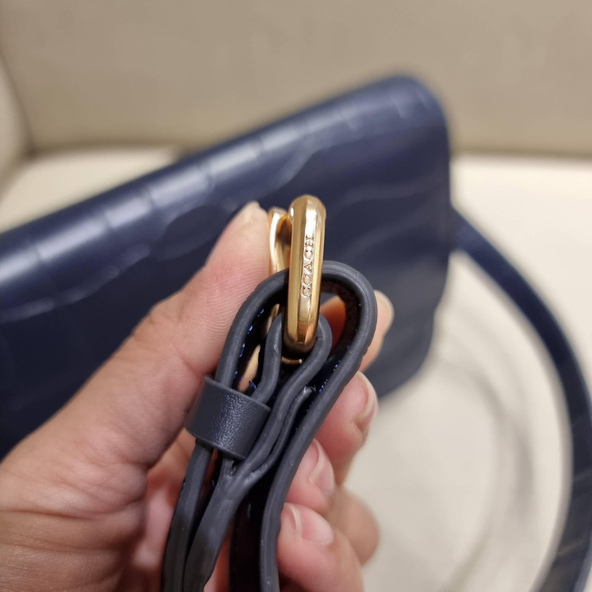 COACH C5631 BRYNN FLAP CROSSBODY แซ่บที่สุด ใหม่ที่สุด!! คอลเลคชั่นใหม่!! มองยังไงก็หลงรักละสายตาไม่ไหว กระเป๋าสะพายข้างลุคไฮน์ ที่ดีไซน์ออกมาได้ปัง และดูแพงมากๆ ด้วยดีเทลคลาสสิค รูปทรงใช้งานง่าย เรียบๆแต่มีดีเทล วัสดุหนังลายจระเข้ สวยม้าก!!! เปิด-ปิดด้วย