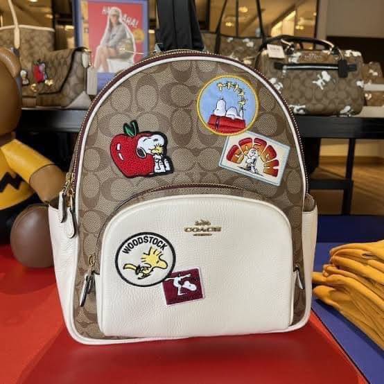 Coach X Peanuts Court Backpack In Signature Canvas With Varsity Patches เป้รุ่นลิมิเต็ดสุดหายาก!! คิ้วท์ๆ น่ารักน่าใช้มากๆ ด้วยดีไซน์ที่โดดเด่น 🎒💓 วัสดุหนังแคนวาสคุณภาพดี มีช่องซิปแยกให้หลายช่อง สายสะพายปรับได้ตามถนัด รุ่นนี้ขับผิวดีมากๆ ถ