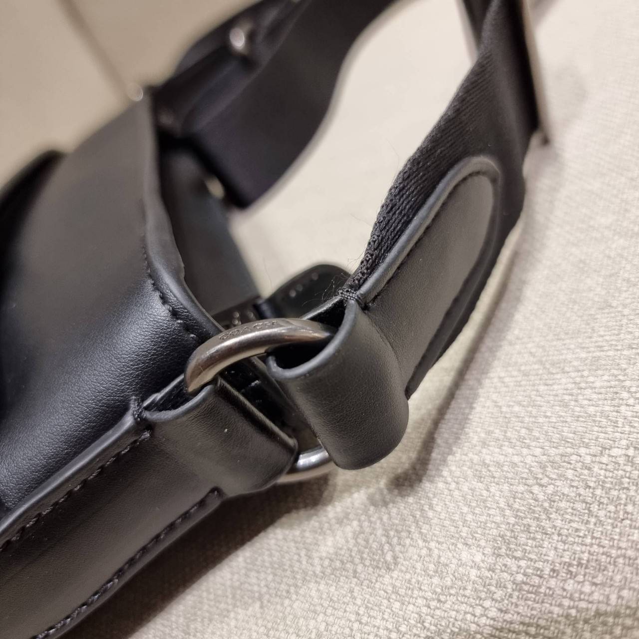 COACH F26068 CHARLES CROSSBODY IN SIGNATURE CANVAS WITH VARSITY STRIPE อีกหนึ่งรุ่นสุดฮิตเอาใจหนุ่มๆ กับดีไซน์แถบสีโดดเด่น กระเป๋าสะพายข้างทรงคลาสสิค ขายดี ไอเท็มทีเด็ด วัสดุหนังแคนวาสเคลือบลายสลับหนังแท้ เปิด-ปิดด้วยซิป และมีช่องแยกแบ่งสัดส่วนด้านหน้ากระ