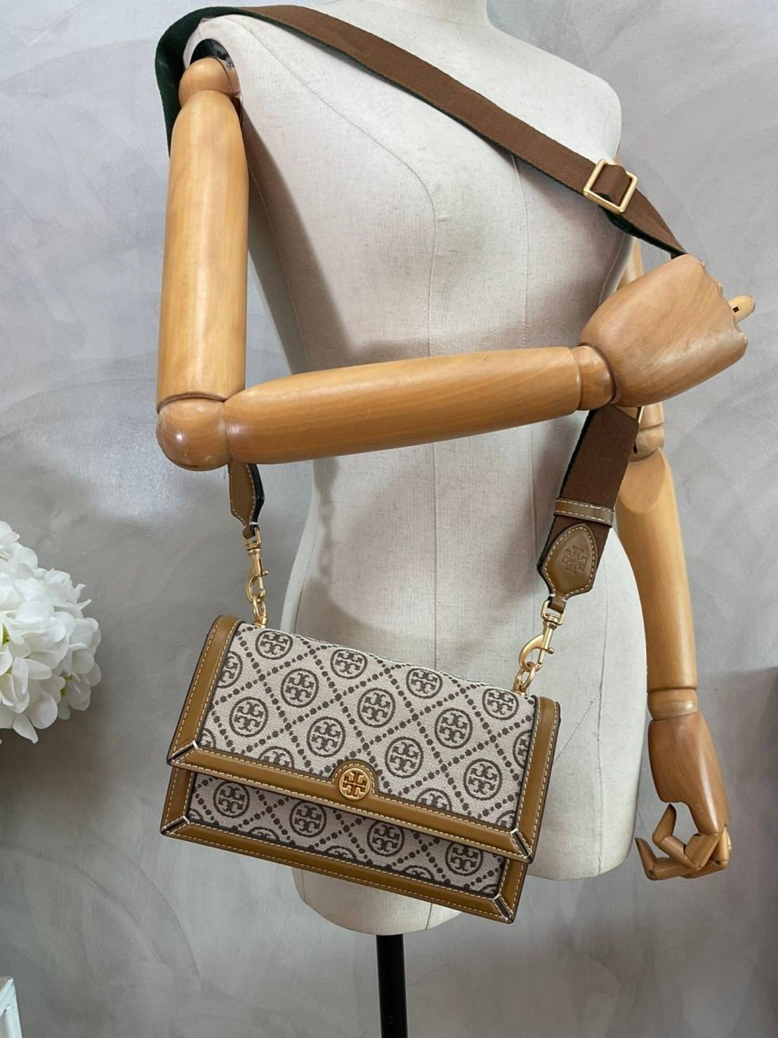 TORY BURCH 81000 MINI T MONOGRAM JACQUARD SHOULDER BAG คอลเลคชั่นฤดูใบไม้ผลิ 2021 กระเป๋าสะพายรุ่นใหม่จาก Tory Burch ดีไซน์สวยคลาสสิค แฝงไว้ด้วยความหรู ลวดลายผ้าแจ็คการ์ด T Monogram บนกระเป๋า Tory Burch นี้ เป็นการยกย่องให้กับงานควิลท์ชาวเพนซิลเวเนียดัตช์