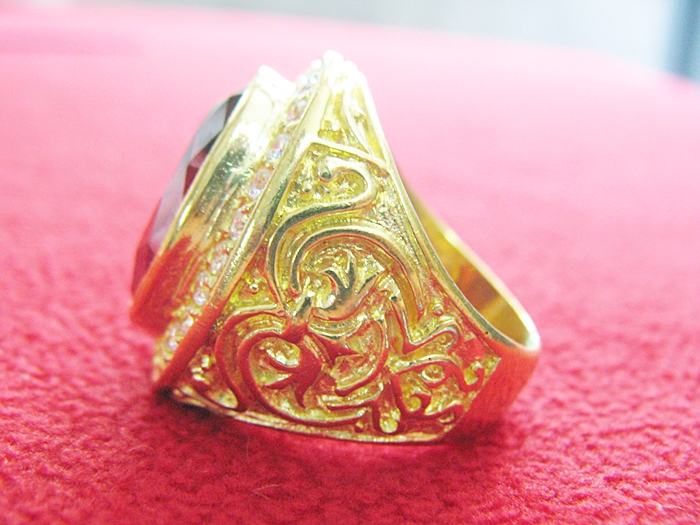 สินค้าหมดค่ะ แหวนพลอยทับทิมแดงเนื้อทองเหลืองล้อมเพชร(ราศีกรกฎ)ค่ะ