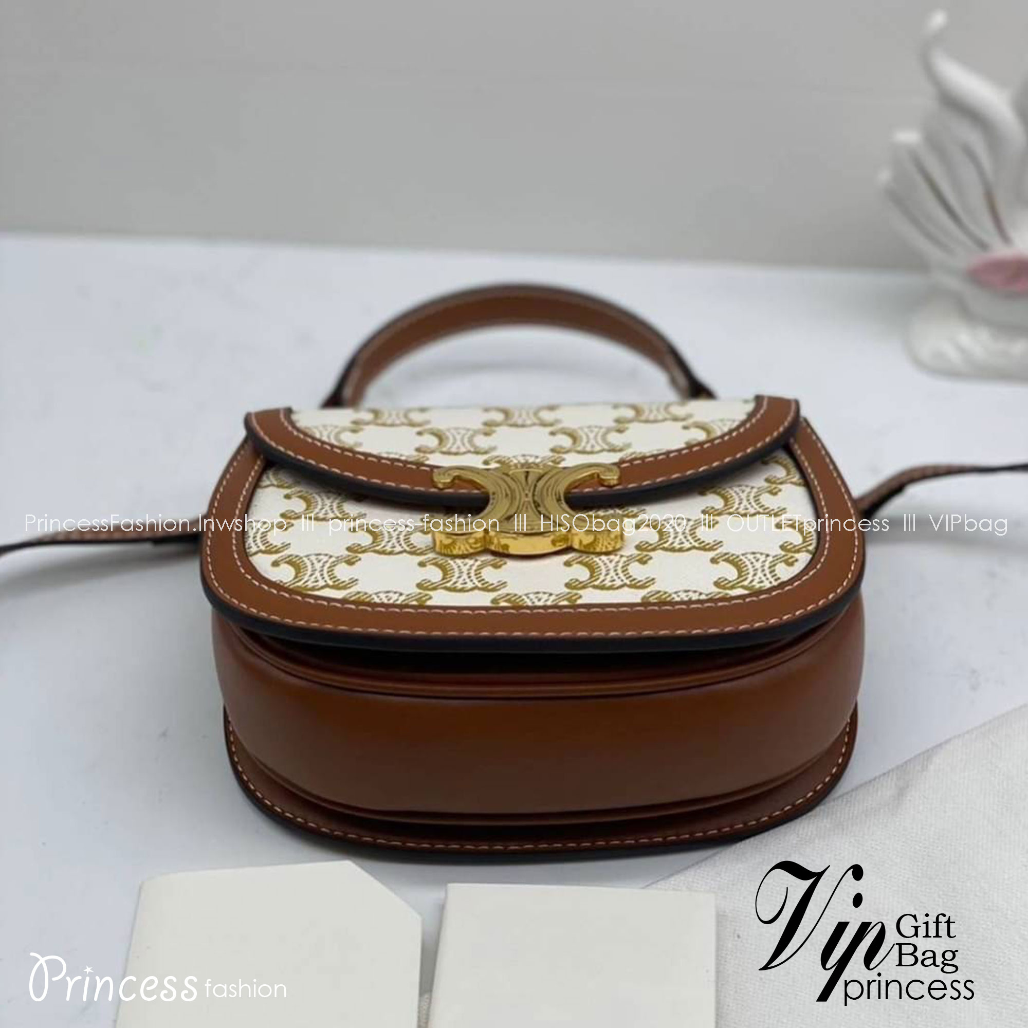 CELINE Mini besace triomphe in shiny top handle กระเป๋าสะพายคาดลำตัวพร้อมหูจับถนัดมือ ได้รับความนิยมอย่างมาก ด้วยรูปร่างทรงโค้งมนมีความคลาสสิกตามแบบฉบับแบรนด์