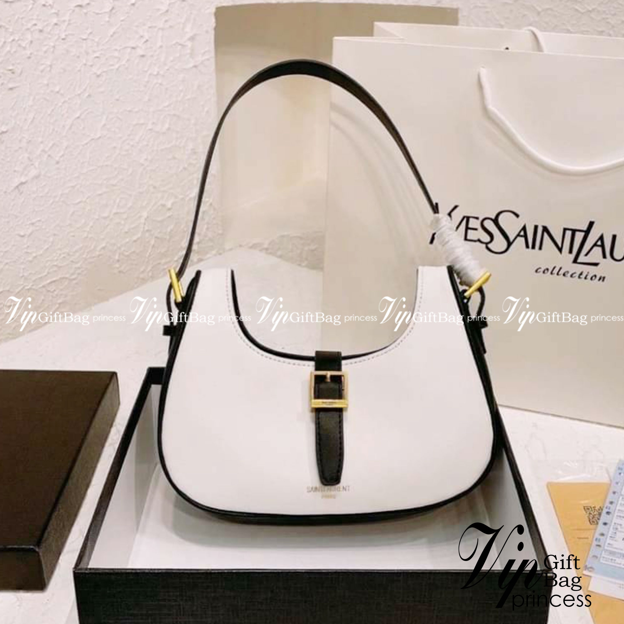 VIP 🥂 YSL HOBO LE FERMOIR / Yves Saint laurent le fermoir hobo bag in shiny leather กระเป๋าสะพายไหล่ ดีเทลหรู สวยครบทุกมุม ตอบโจทย์สาวๆทุกไลฟ์สไตล์ เพราะใช้งานได้ง่ายและสะดวก สัมผัสดีงามมากๆ น้ำหนักเบา ดูแพงที่สุด ปากกระเป๋ามีสายคาด กันของหล่นได้ร