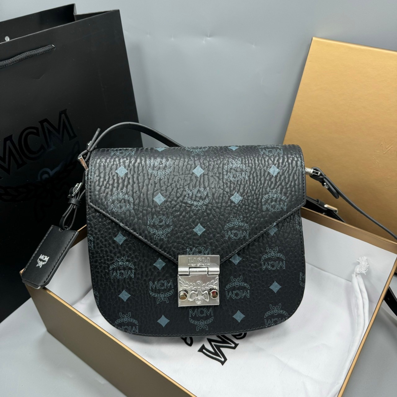 M.C.M PATRICIA SHOULDER BAG IN VISETOS กระเป๋าสะพายไหล่/ข้าง ดีไซน์ได้อย่างมีสไตล์ เกรดออริ สลับแท้ 1:1 ใช้งานต่างประเทศได้