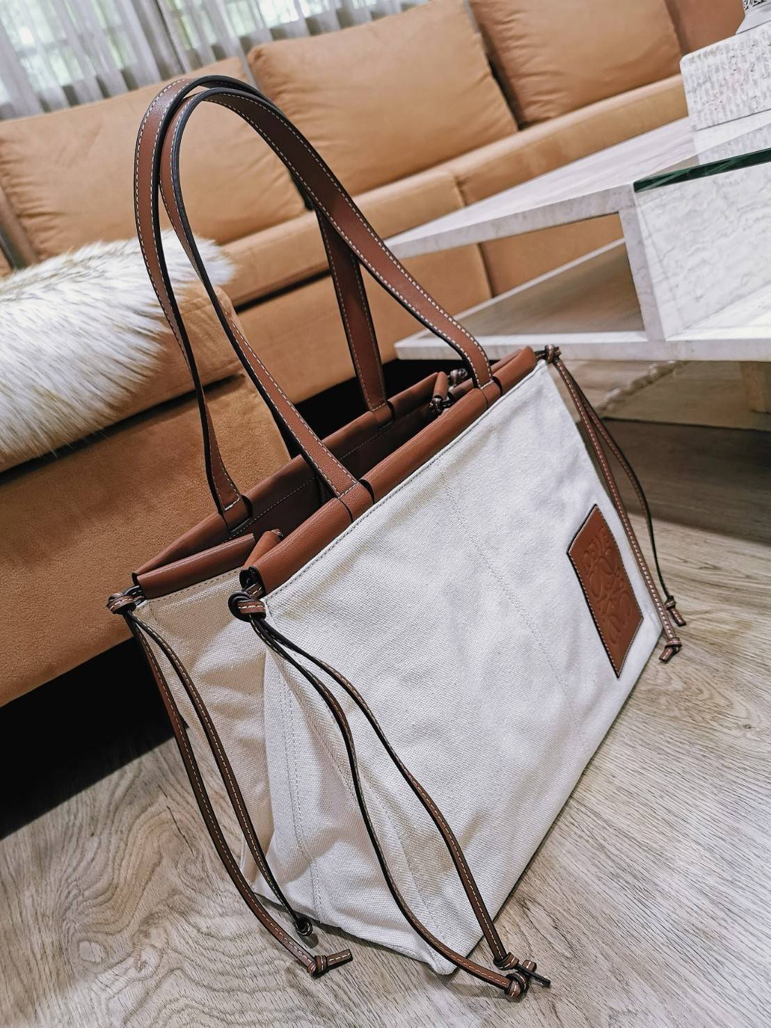 พรีเมี่ยมกิ๊ฟแท้ 100% 】LOEWE TOTE BAG VIP GIFT WITH PURCHASE (GWP) Limited Edition จาก "LOEWE PERFUME DUTYFREE" วัสดุ Canvas&Leather ใบใหญ่ น้ำหนักเบา ภายในโล่งกว้างและจุ ใส่เอกสารA4 เสื้อผ้าสัมภาระของใช้ได้เยอะจุใจ