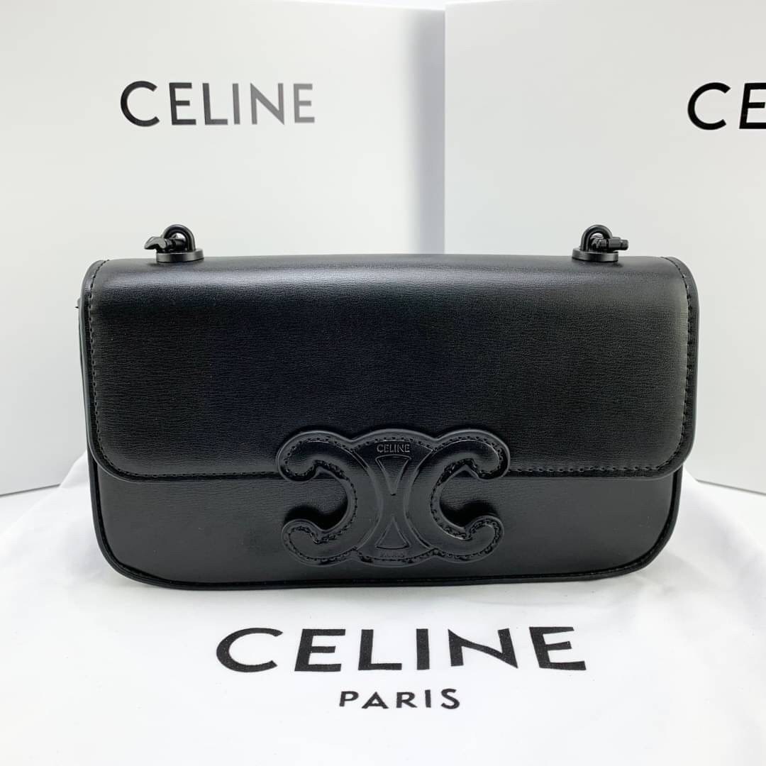หนังแท้ CELINE CHAIN SHOULDER BAG CUIR TRIOMPHE IN SHINY CALFSKIN ANIS / CELINE TRIOMPHE SHOULDER BAG หนังแท้ทั้งใบสวยหรู แบบใหม่ล่าสุด โลโก้หนังคลาสิกที่สุดค่ะ จุของได้กำลังดี เหมาะกับสาวๆในวันที่อยากครอสบอดี้ชิลๆ ห้ามพลาดค่ะ!