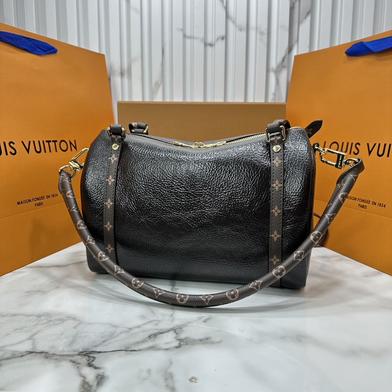 ORI หนังแท้ | LV Express PM Bag 25cm กระเป๋าสะพายทรงหมอนสปีดี้ดีไซน์ใหม่ล่าสุด โฉบเฉี่ยว แต่งคาดหน้าโมโนแกรมโดดเด่น ตัวกระเป๋าสีพื้นตัดกันอย่างลงตัว พร้อมหูแบบจับยาวถอดได้จะถือหรือคล้องไหล่ก็เก๋