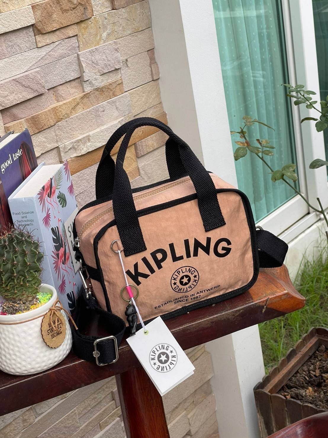 Kipling Kirsty Small Handbag (KI6275) กระเป๋าถือหรือสะพายทรงcrossbody จากคอลเลคชั่นใหม่ล่าสุด ที่เน้นฟังก์ชั่นแบบไม่ซับซ้อน สีสันเรัยบง่ายเข้าได้กับสีเสื้อผ้าได้ดี สามารถใส่ของที่จำเป็นสำหรับผู้หญิงได้แทบทุกอย่างไม่ว่าจะเป็น มือถือ กระเป๋าสตางค์หรือเครื่อ