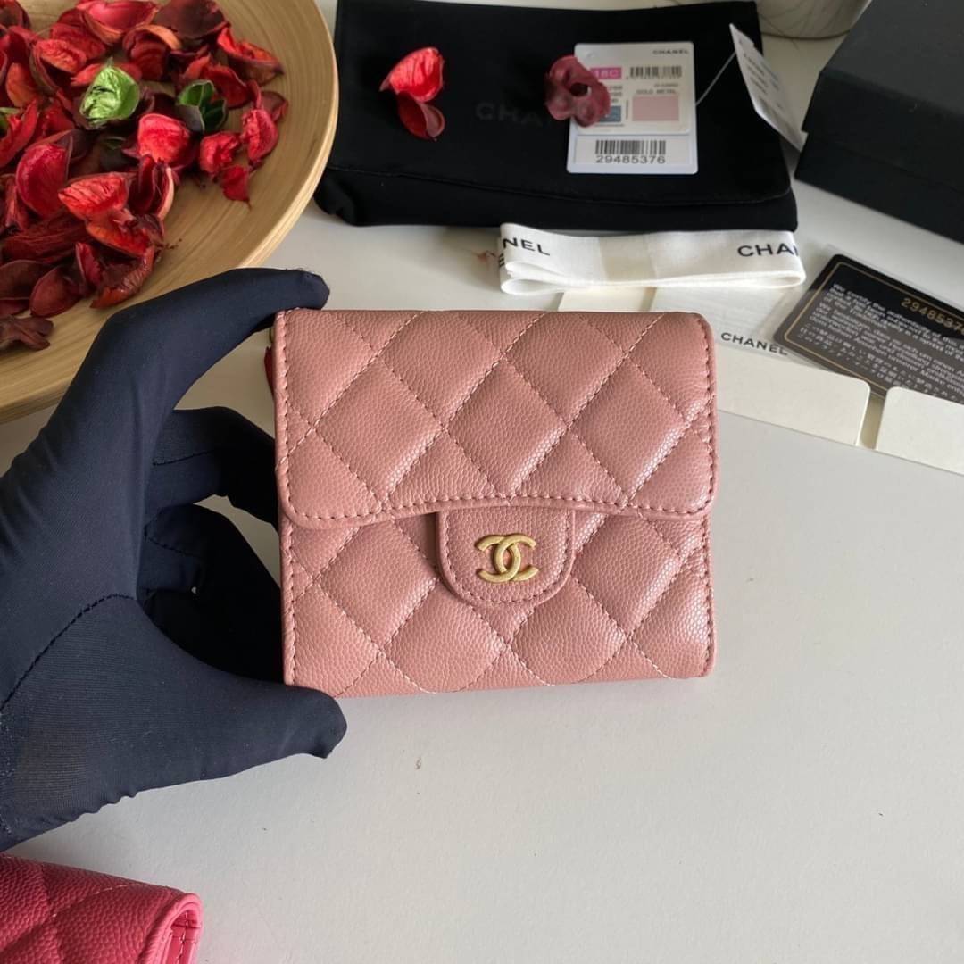หนังแท้ Chanel Classic small wallet caviar 3 พับ พร้อมส่งที่ไทย รุ่นยอดนิยมไอเท็มฮิตวัสดุหนังแท้คาเวียร์สวยคลาสสิคเปิดปิดด้วยฝาปิดกระดุมด้านหน้ามีโลโก้แบรนด์อะไหล่ทองสวยหรูดูดี ตัวจริงสวยน่าใช้ Chanel mini นาทีนี้กำลัง in สุดๆ ภาพสินค้าถ่ายจากงานขายจริง ใ