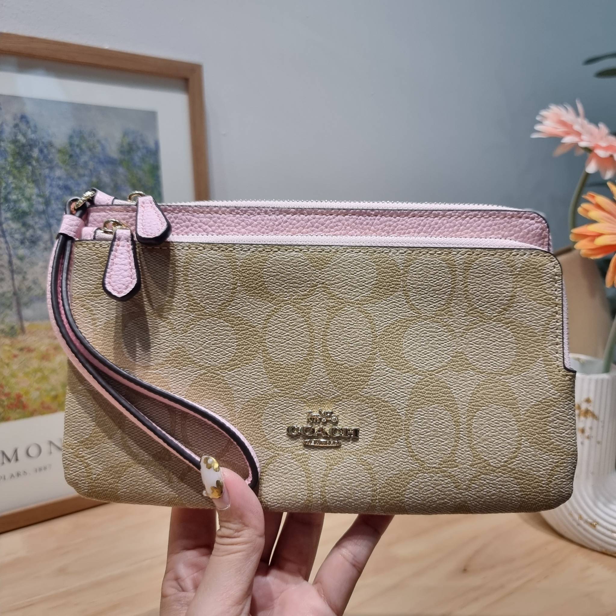 COACH DOUBLE ZIP WALLET IN SIGNATURE CANVAS / C5576 / C5610 / C7313 พร้อมส่ง 8 สี ใหม่ล่าสุด คอล 2023 กระเป๋าคล้องมือใบใหญ่ ดีไซน์ใหม่เล่นระดับ เพิ่มลูกเล่นและดีเทลให้ดูน่าใช้ยิ่งขึ้น