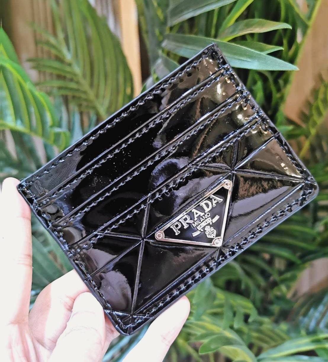 PRADA CLUTCH BAG WITH CARD HOLDER VIPGIFT WITH PURCHASE พรีเมี่ยมกิ้ฟรุ่น Limited จาก DUTYFREE สวยหรูดูดีสุดคุ้มมากๆได้ทั้งกระเป๋าสะพายทรงคลัชพร้อมสายโซ่แบรนด์ + กระเป๋า Card Holder ใส่นามบัตรครบชุดไอเท็มใหม่ล่าสุดน่าใช้น่าสะสม สินค้ามาพร้อมกล่องแบรนด์ Du