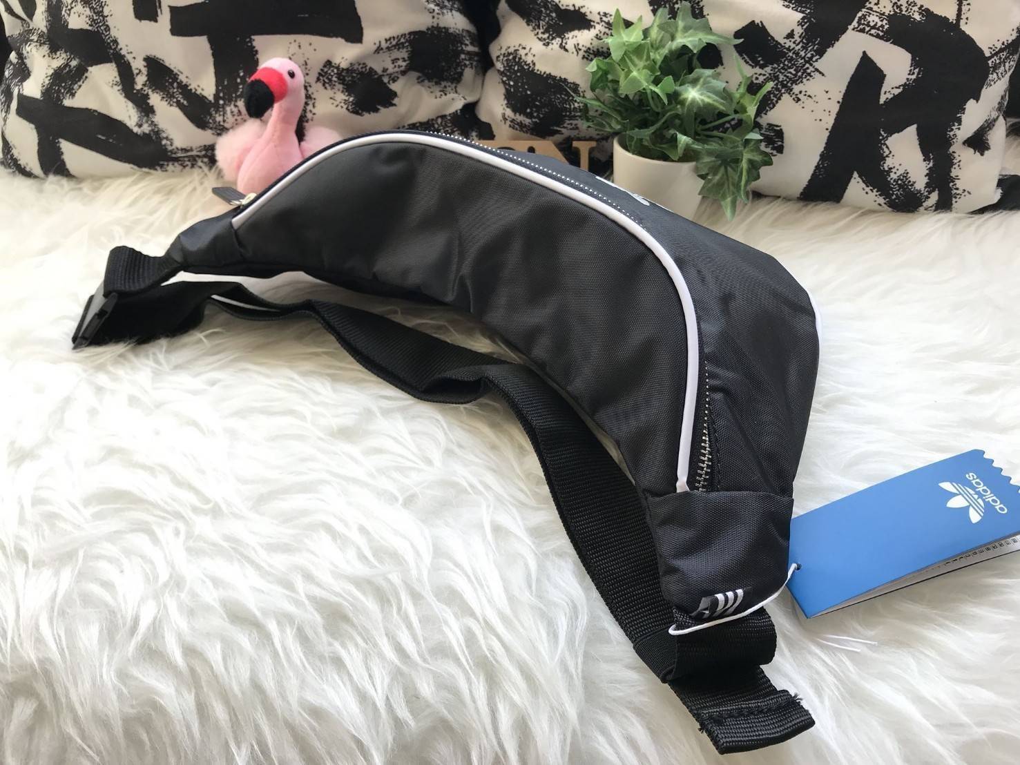 ADIDAS ORIGINALS ADICOLOR WAIST BAG ของมันต้องมี!! กระเป๋าคาดอก/คาดเอวสุดชิค ดีไซน์เรียบง่าย แต่สะพายแล้วเท่ คลาสสิคสุดๆ!! วัสดุ Nylon+Polyester กันน้ำได้ เปิด-ปิดฝากระเป๋าด้วยซิป หัวซิปปั๊มแบรนด์เป็น signature ภายในมีช่องโล่งกว้าง ใส่ของได้พอสมควร ใส่มือ