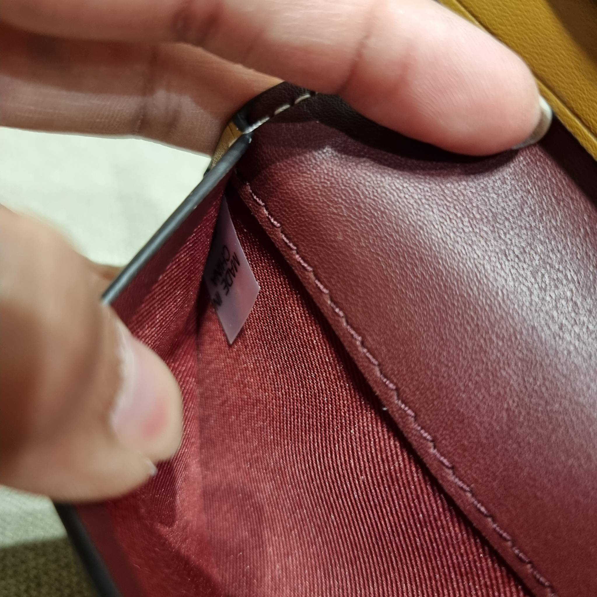 TORY BURCH T MONOGRAM JACQUARD SLIM WALLET ของดีมีให้ที่นี่แบบจัดเต็ม กระเป๋าสตางค์ใบยาว รุ่นสลิม สวยหรู ขนาดกำลังเหมาะมือ ถือแล้วขับผิว วัสดุผ้า jacquard ตัดสลับหนังแท้ ภายในสวยคมม้าก!! มีช่องใส่บัตรได้แบบเน้นๆ และช่องใส่ธนบัตรได้ ด้านหลังมีช่องซิปอีกหนึ