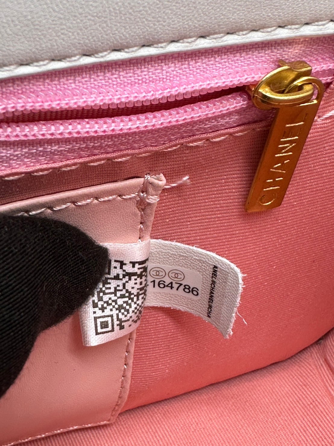 CHANEL Flap Bag Lace Patchwork & Gold-Tone Metal, White & Multicolour / CHANEL Multi Flower Flap Bag กระเป๋าสะพายลายดอกไม้ ต้อนรับซัมเมอร์ 2024 สวยงามคัลเลอฟูล แฝงความหรูในตัวตามเอกลักษณ์แบรนด์