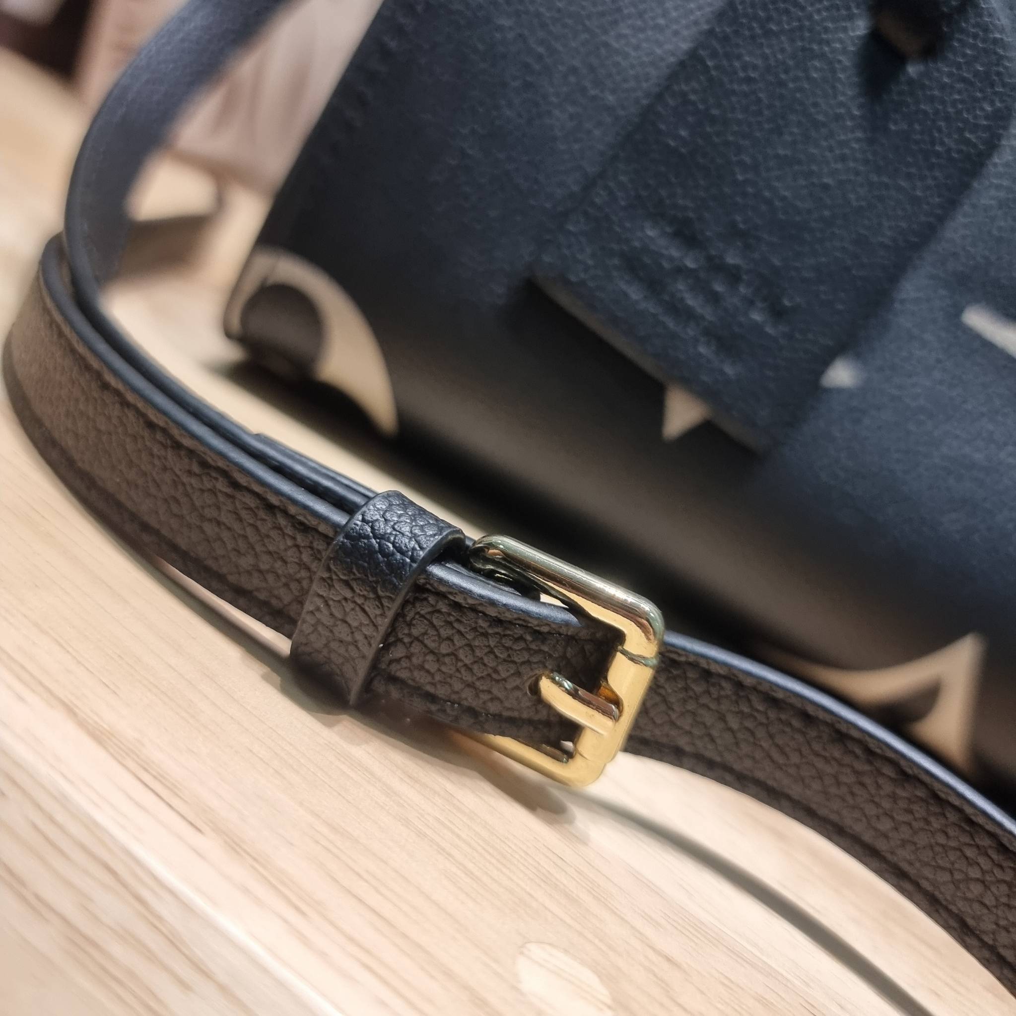 LV Onthego / LV crossbody tote bag กระเป๋าทรงโท้ทเวอร์ชั่นดั้งเดิม ที่คลาสสิค ผู้ดี หรูหรา โทนสีใช้งานง่าย ได้ทุกลุค ทุกสไตล์ วัสดุหนังลูกวัว ผิวลายเกรน มาพร้อมหูจับในตัว คล้องแขนก็ดูแพง หรือจะเกี่ยวสายครอสสะพายก็อัพลุคได้เลย ภายในโล่งกว้างมาก มีอะไหล่เกี